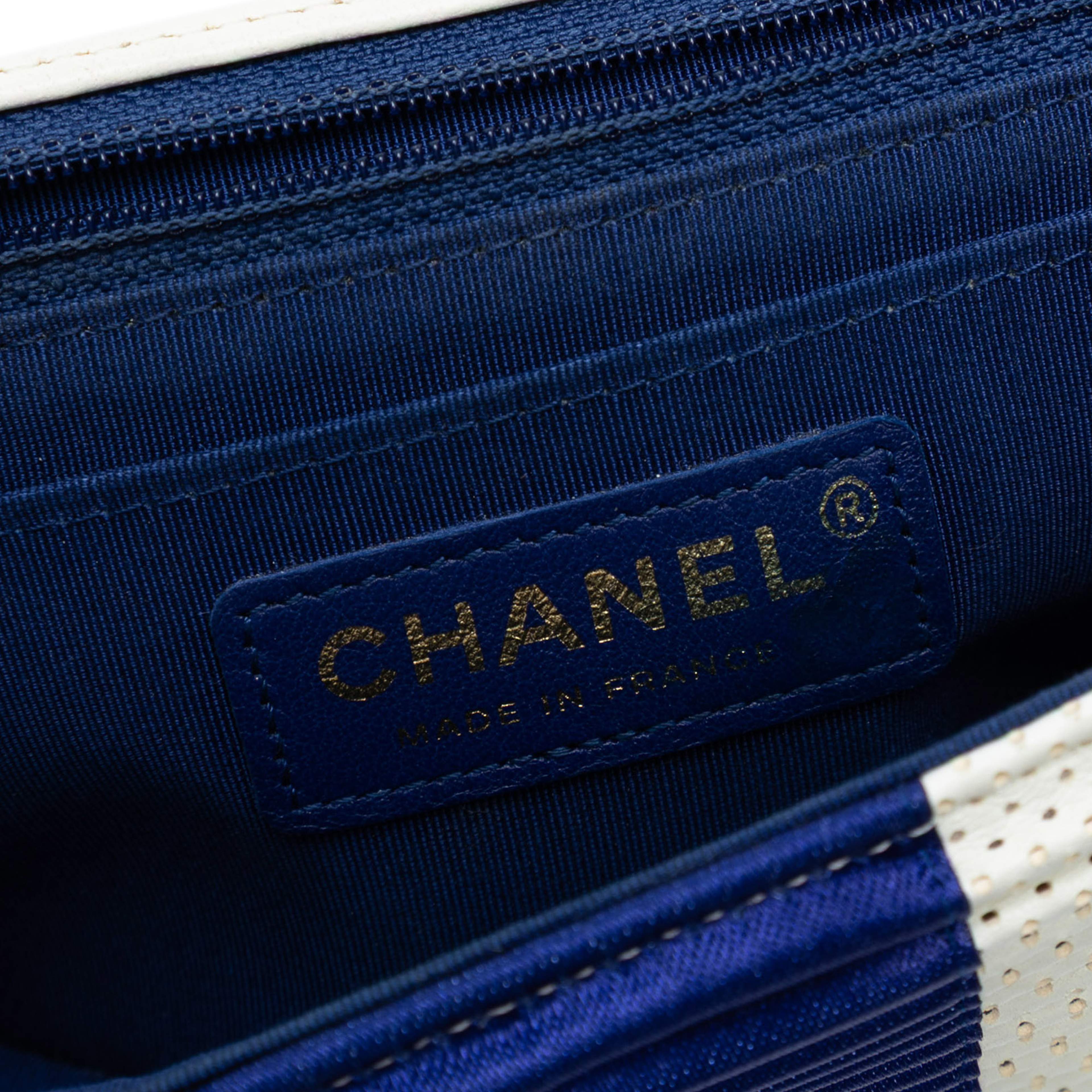 Chanel Mini Rectangular Classic Pleated Perforated Lambskin Single Flap, från Luxclusif, i färgen white. Klicka för att öppna bilden i stort format