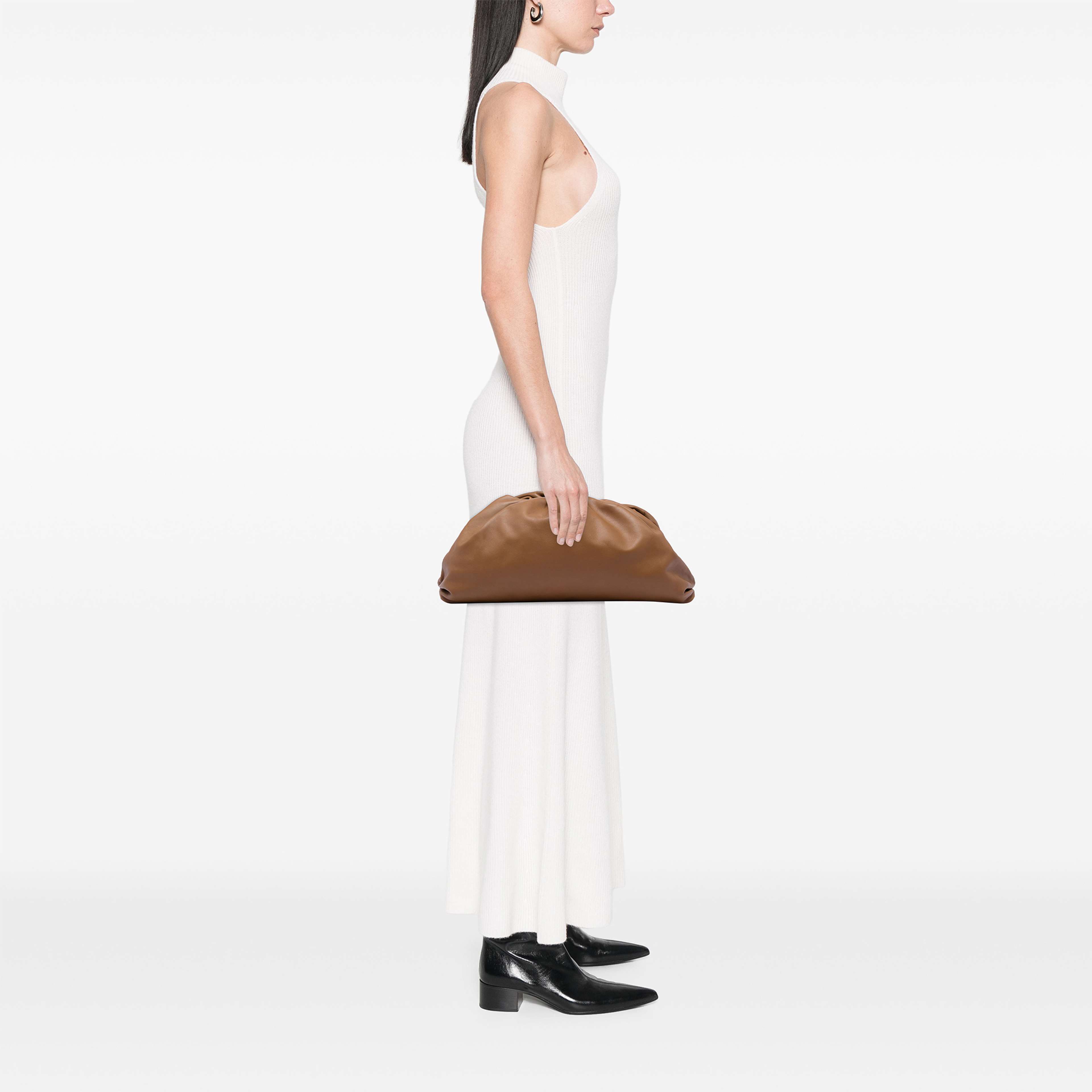 Bottega Veneta Lambskin The Pouch, från Luxclusif, i färgen brown. Klicka för att öppna bilden i stort format