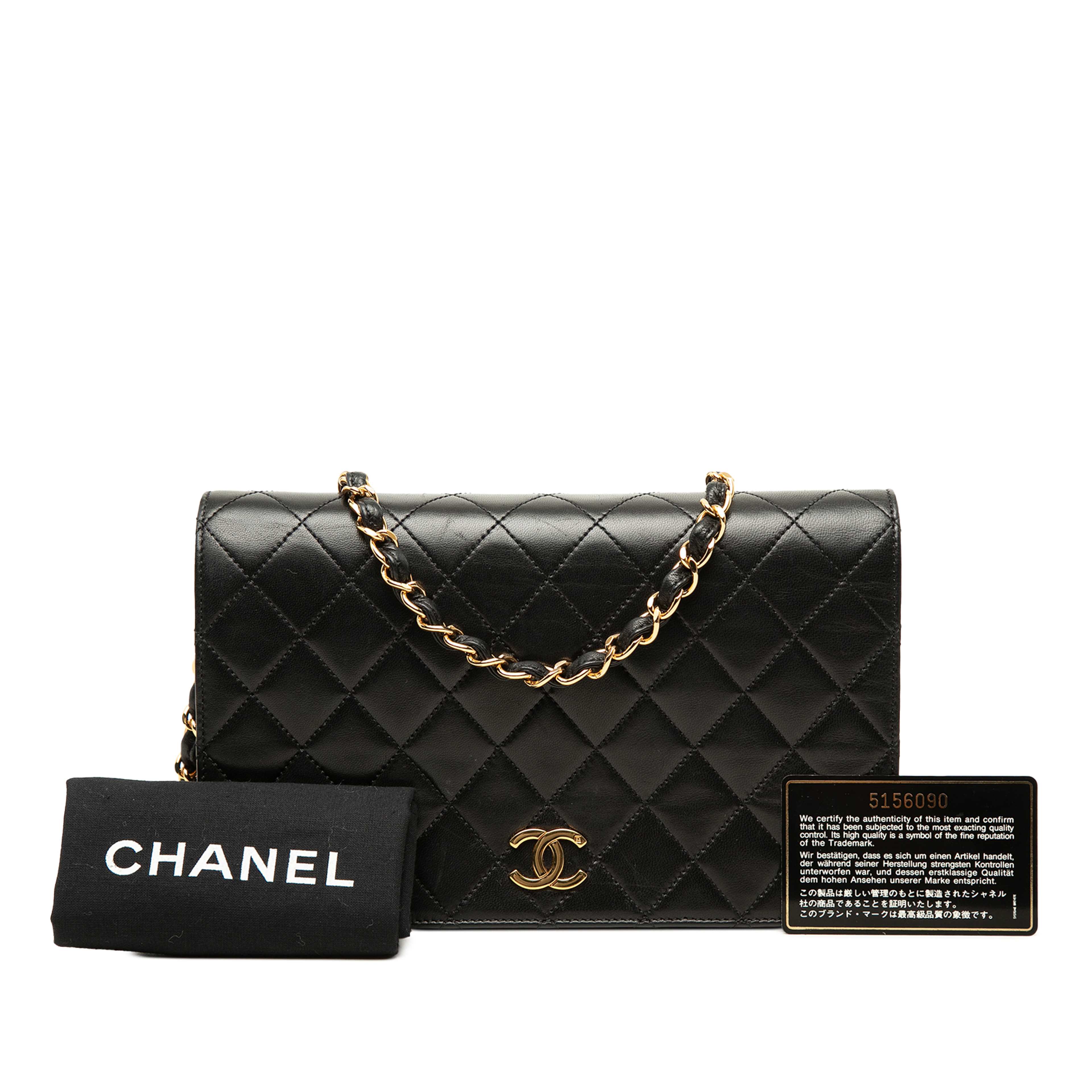 Chanel Small Cc Quilted Lambskin Full Single Flap, från Luxclusif, i färgen svart. Klicka för att öppna bilden i stort format
