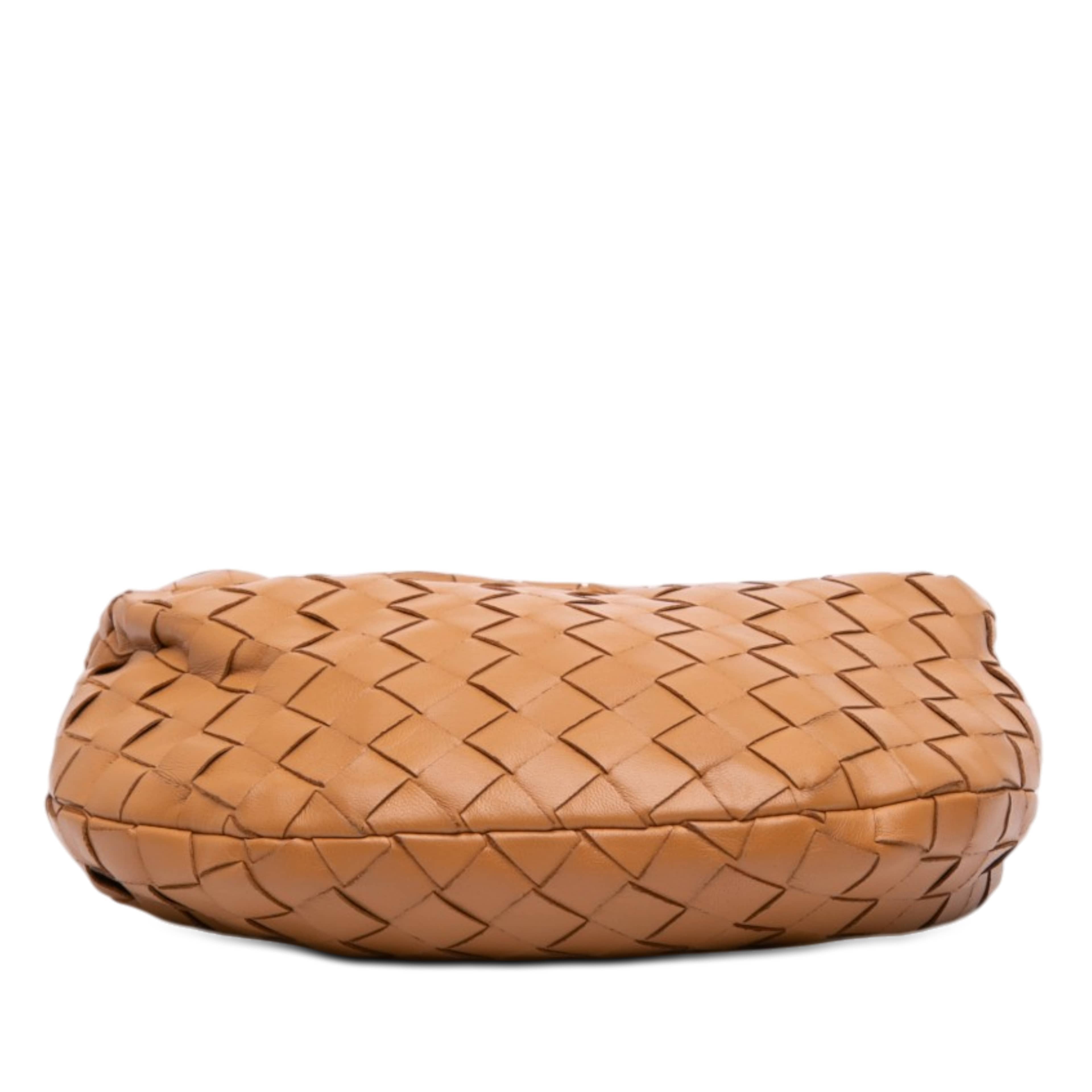 Bottega Veneta Mini Nappa Intrecciato Jodie, från Luxclusif, i färgen camel. Klicka för att öppna bilden i stort format