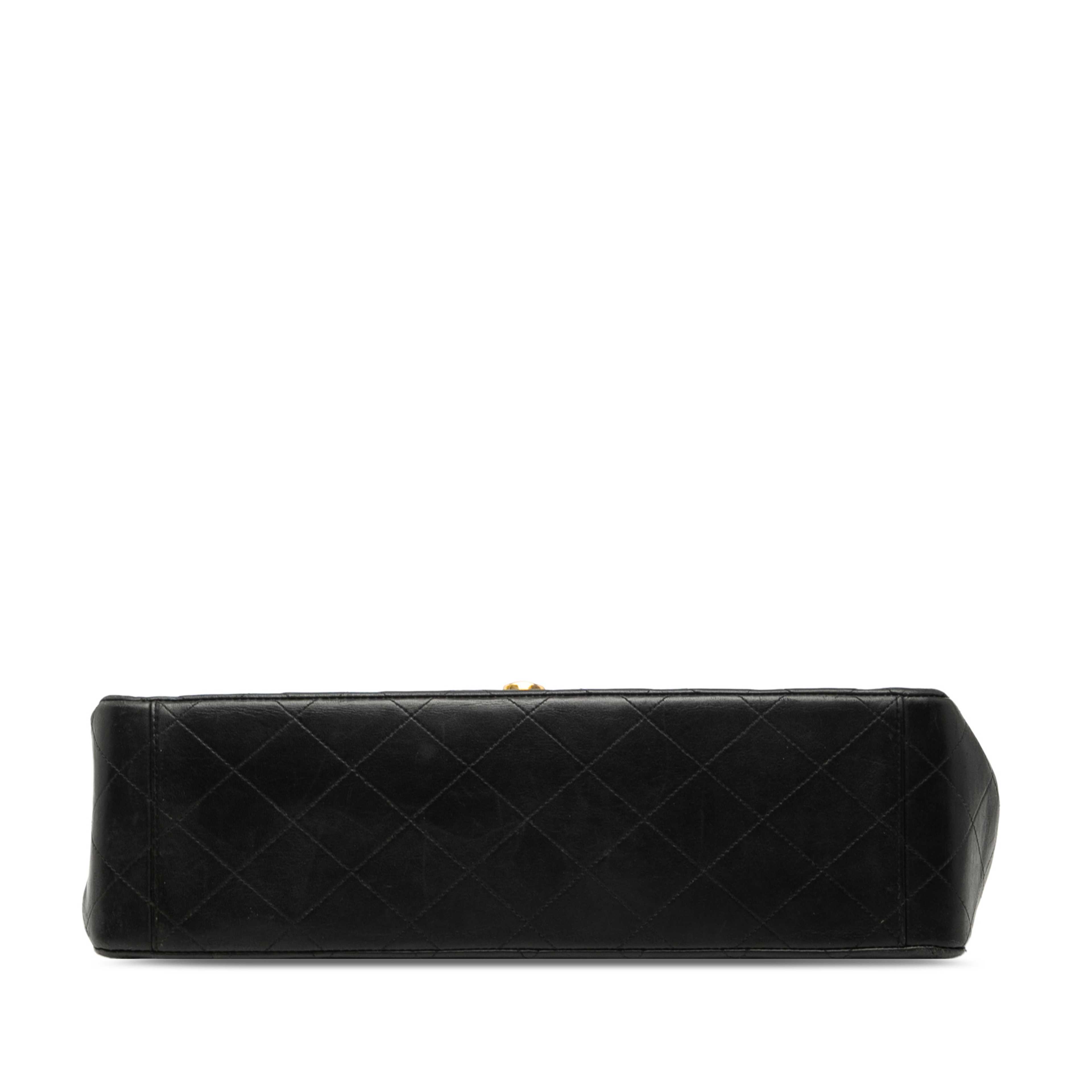 Chanel Maxi Xl Classic Lambskin Single Flap, från Luxclusif, i färgen black. Klicka för att öppna bilden i stort format