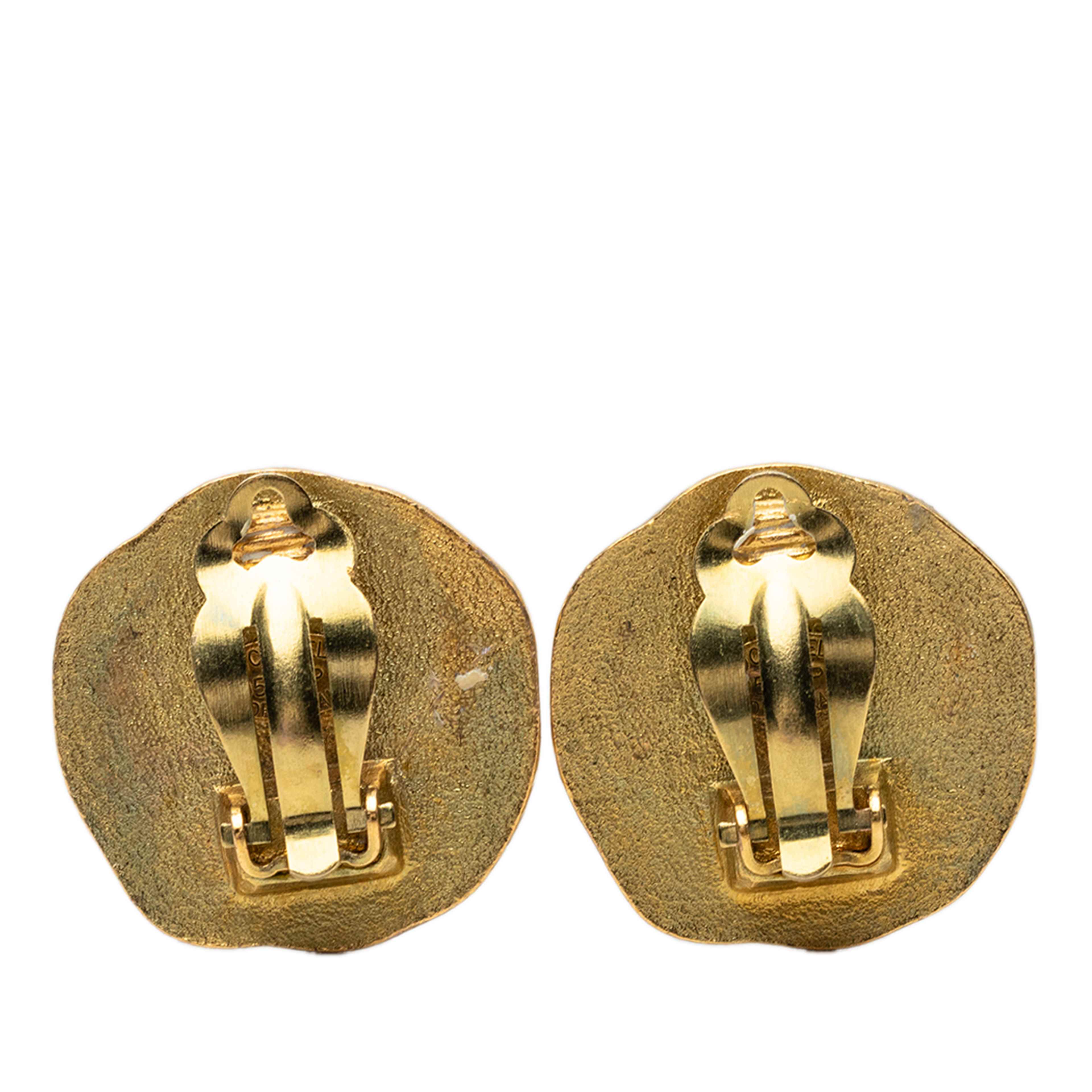 Chanel Cc Gold Plated Round Clip On Earrings, från Luxclusif, i färgen guld. Klicka för att öppna bilden i stort format