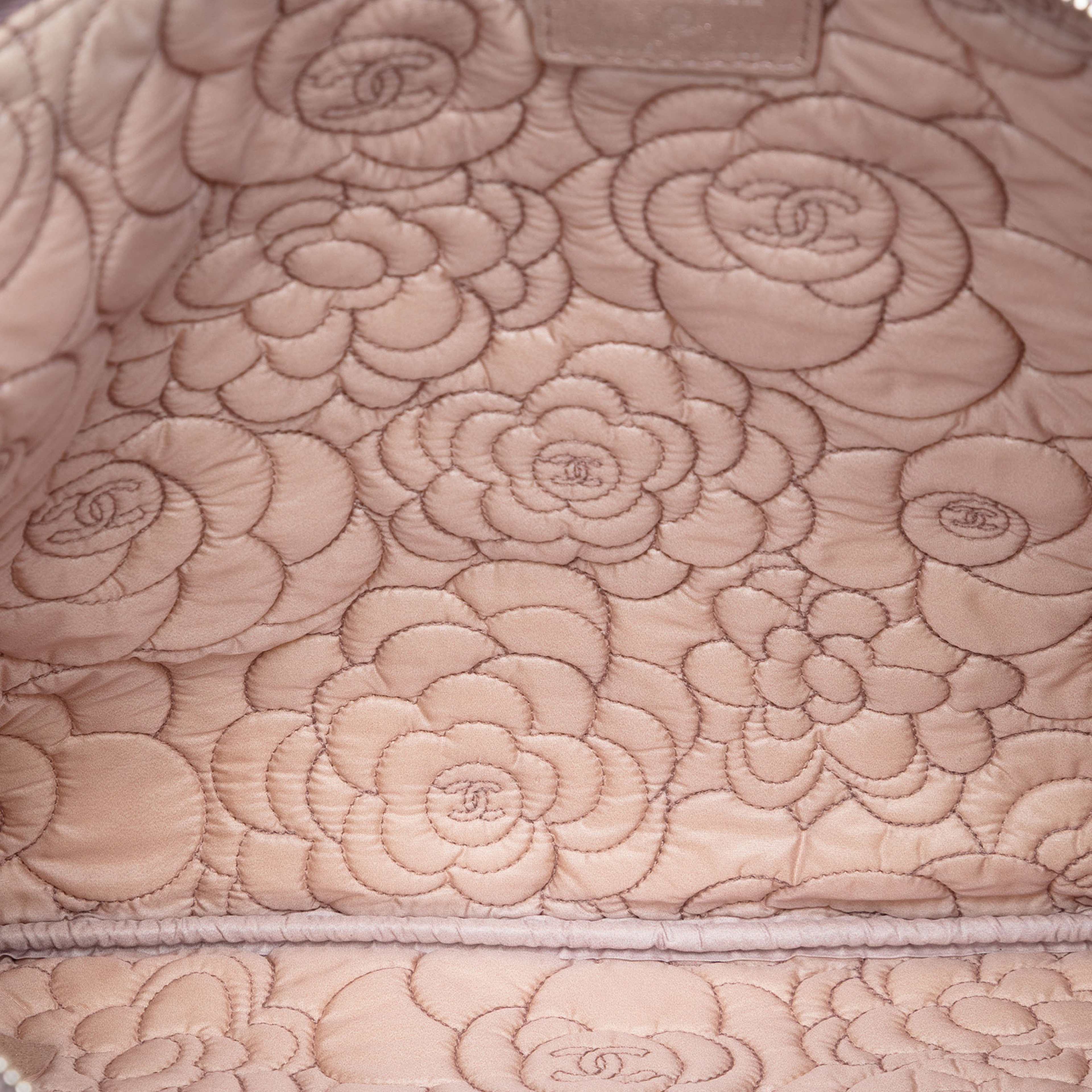 Chanel Large Cc Embossed Metallic Lambskin Camellia O Case Clutch, från Luxclusif, i färgen rosa. Klicka för att öppna bilden i stort format