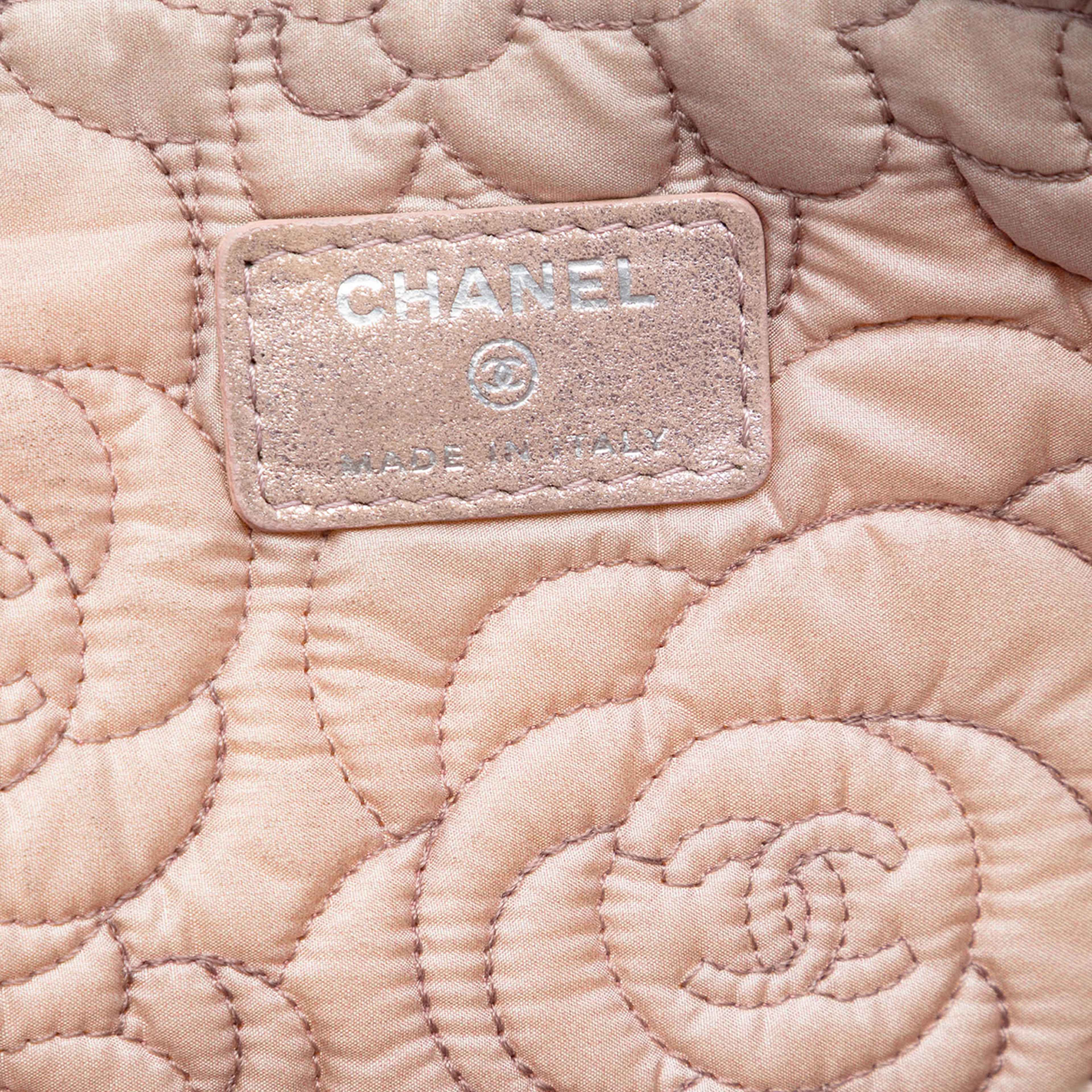 Chanel Large Cc Embossed Metallic Lambskin Camellia O Case Clutch, från Luxclusif, i färgen rosa. Klicka för att öppna bilden i stort format