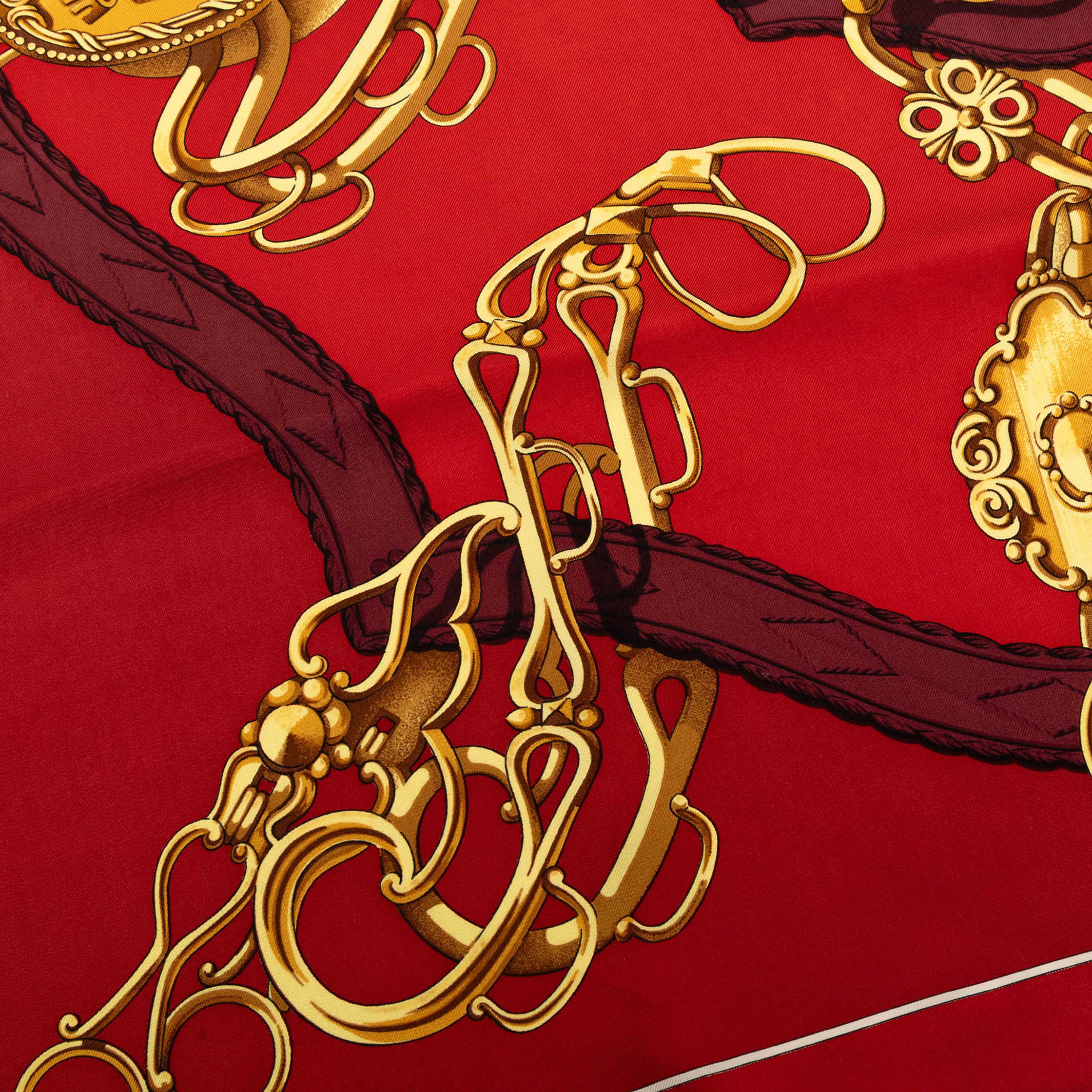 Hermès Lift Profile Silk Scarf 90, från Luxclusif, i färgen red. Klicka för att öppna bilden i stort format