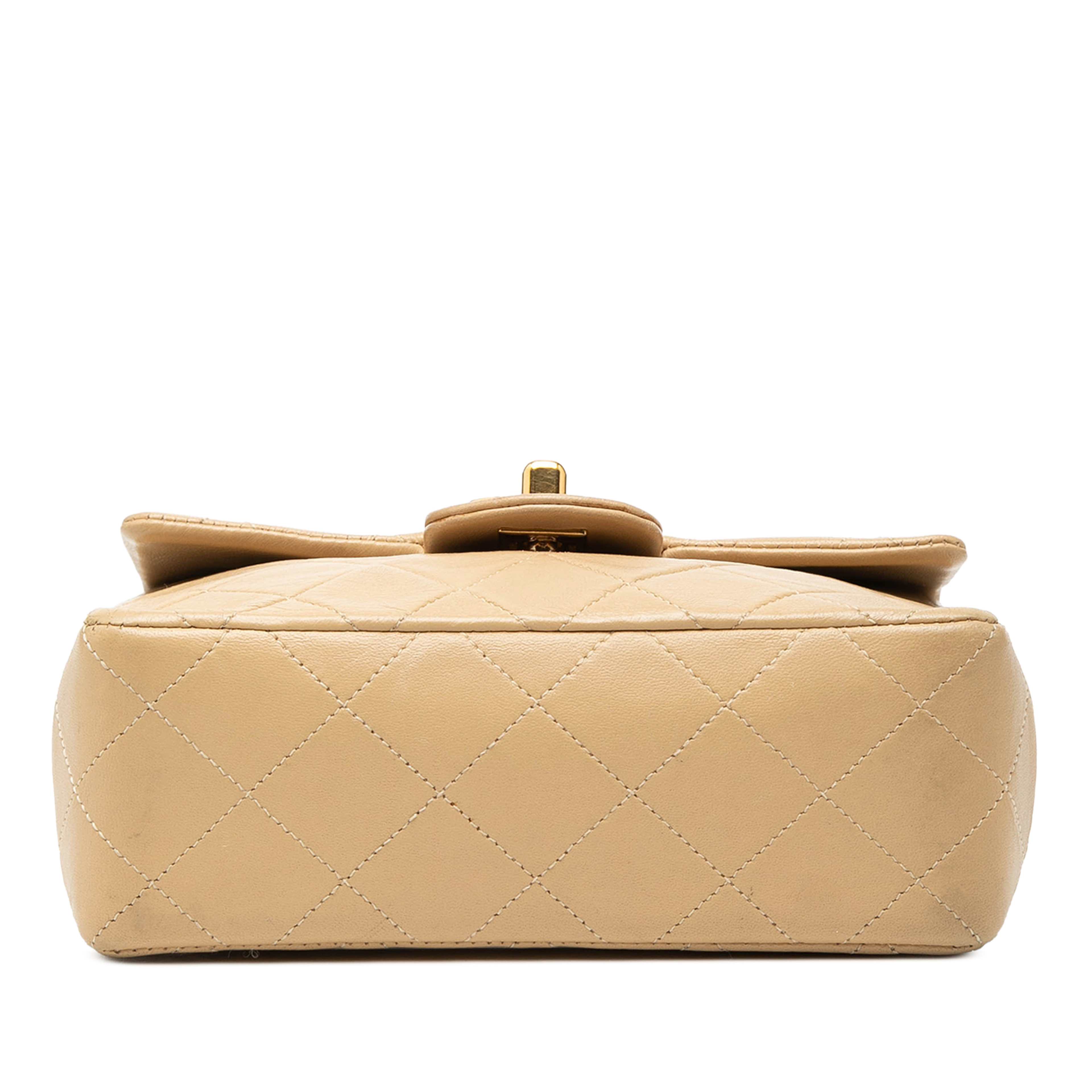 Chanel Mini Square Classic Lambskin Single Flap, från Luxclusif, i färgen beige. Klicka för att öppna bilden i stort format