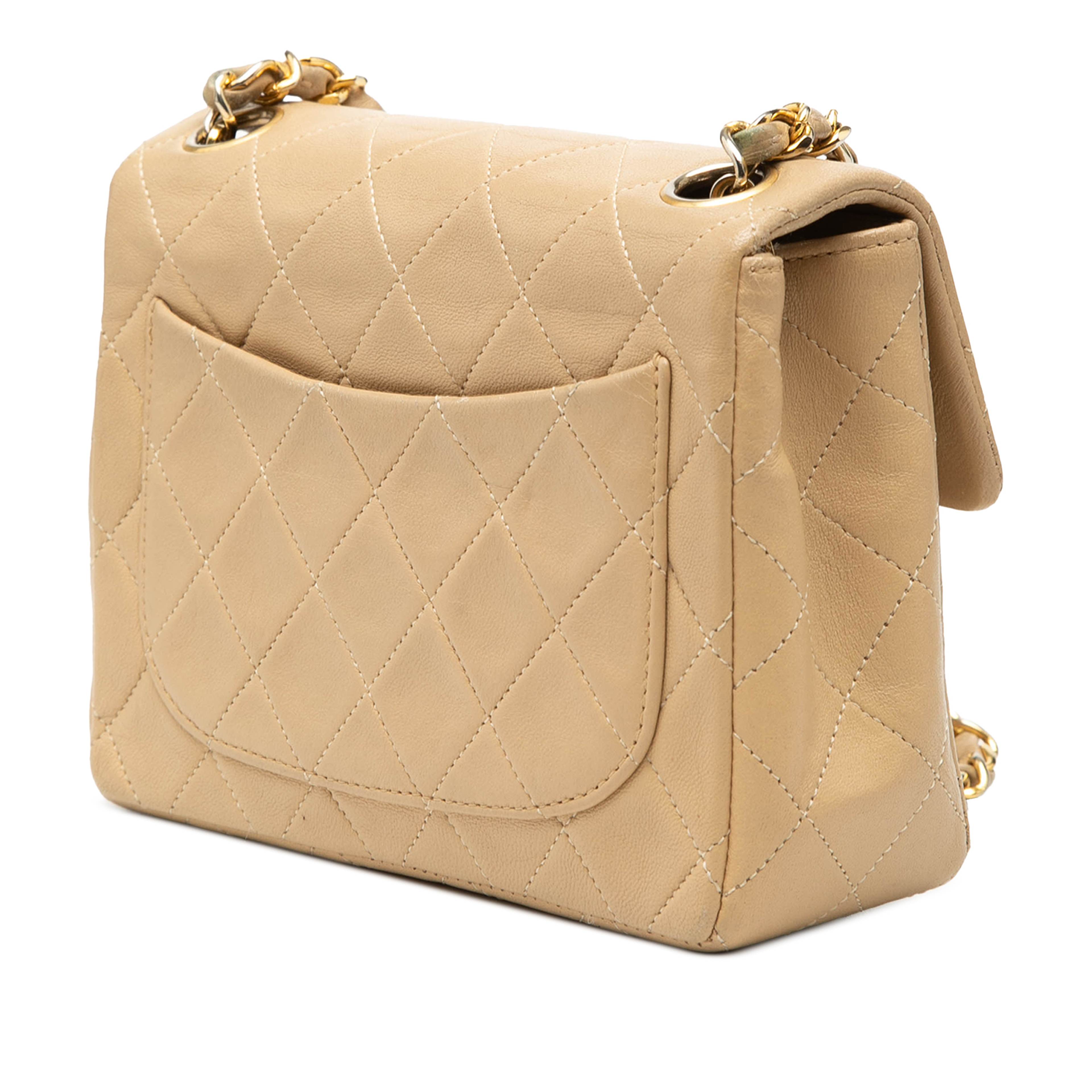 Chanel Mini Square Classic Lambskin Single Flap, från Luxclusif, i färgen beige. Klicka för att öppna bilden i stort format