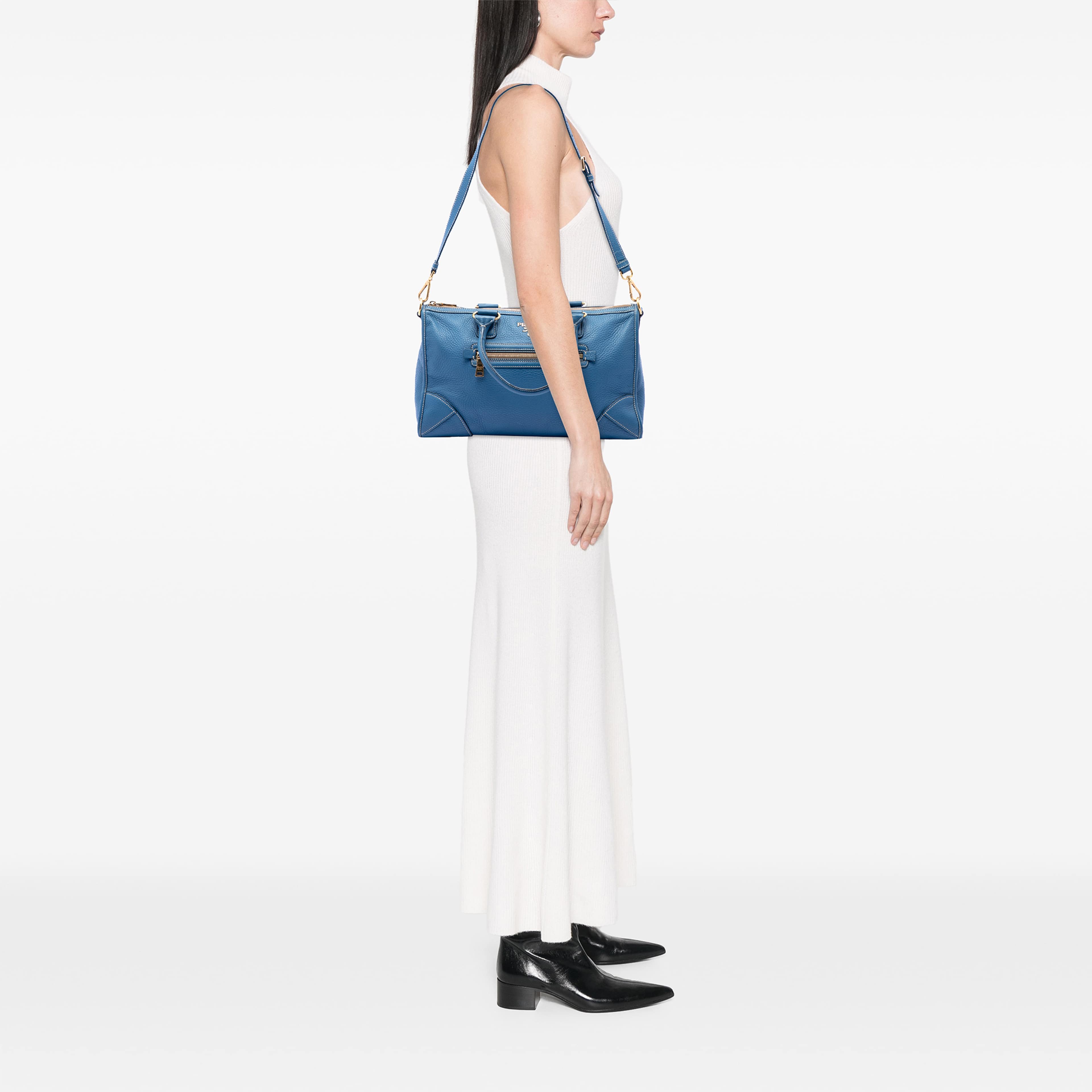 Prada Vitello Daino Zip Top Satchel, från Luxclusif, i färgen blå. Klicka för att öppna bilden i stort format