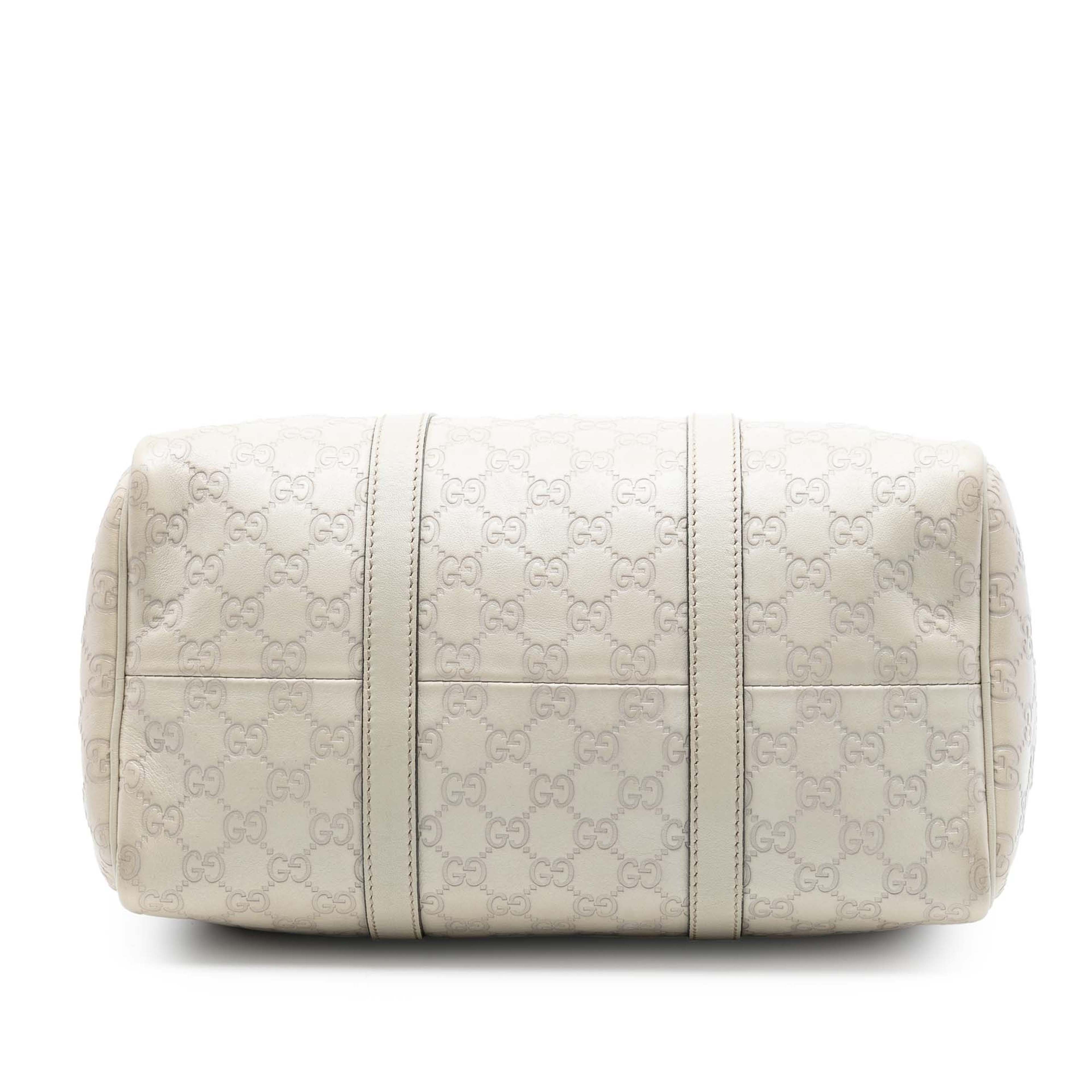 Gucci Medium Guccissima Joy Boston Bag, från Luxclusif, i färgen white. Klicka för att öppna bilden i stort format