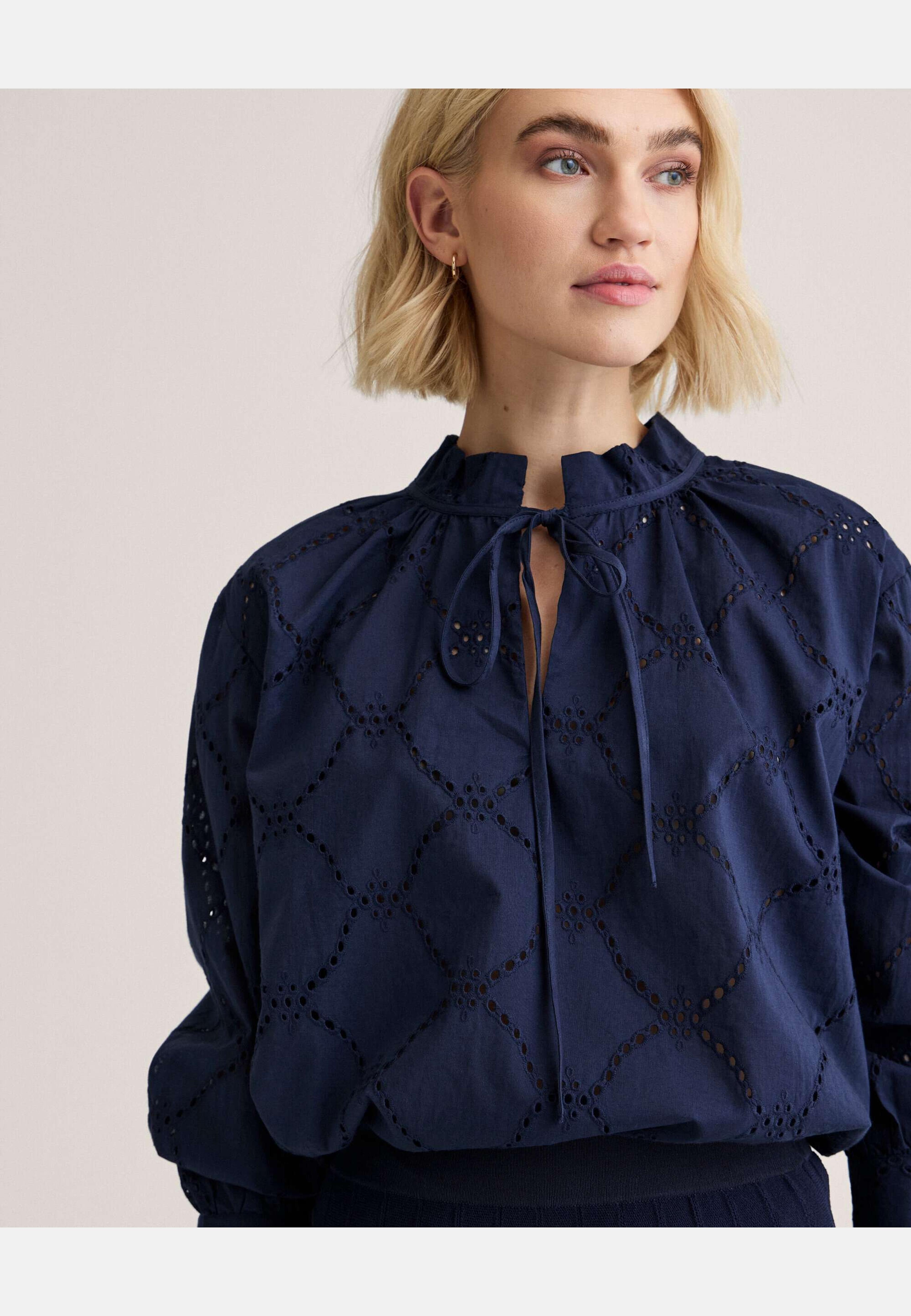 Laurie Schiffli Blouse, från Newhouse, i färgen marinblå. Klicka för att öppna bilden i stort format