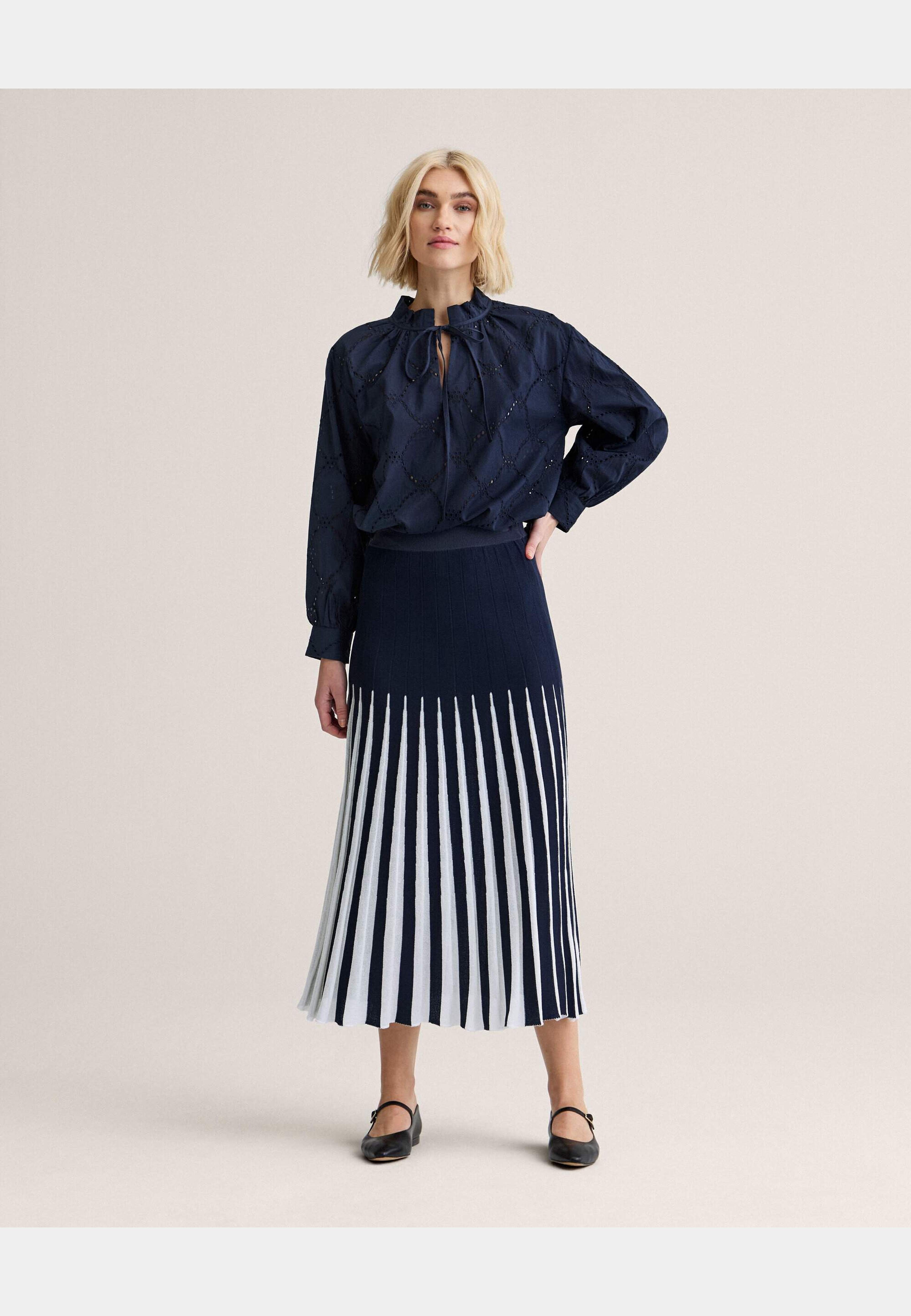 Laurie Schiffli Blouse, från Newhouse, i färgen marinblå. Klicka för att öppna bilden i stort format