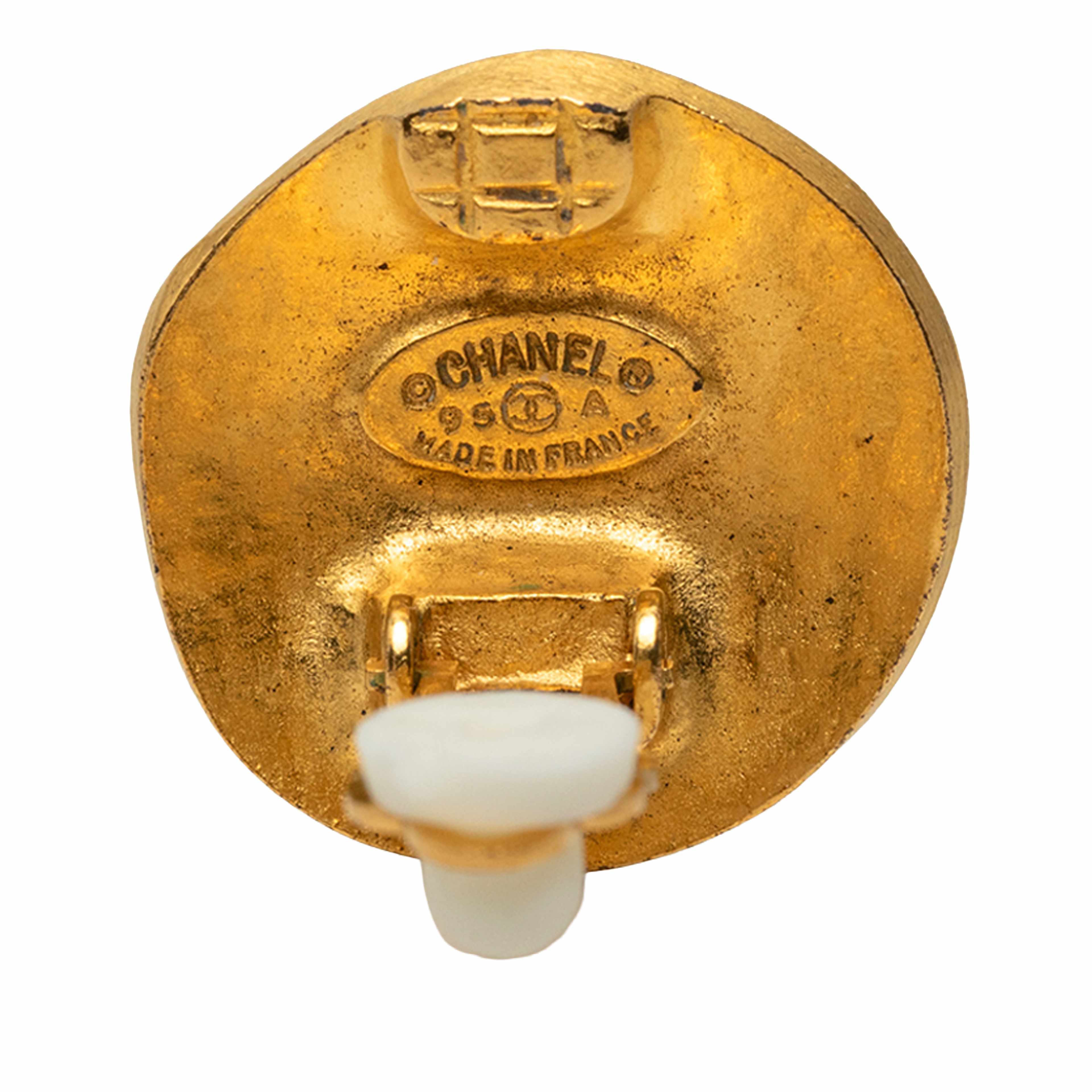 Chanel Cc Gold Plated Round Clip On Earrings, från Luxclusif, i färgen guld. Klicka för att öppna bilden i stort format
