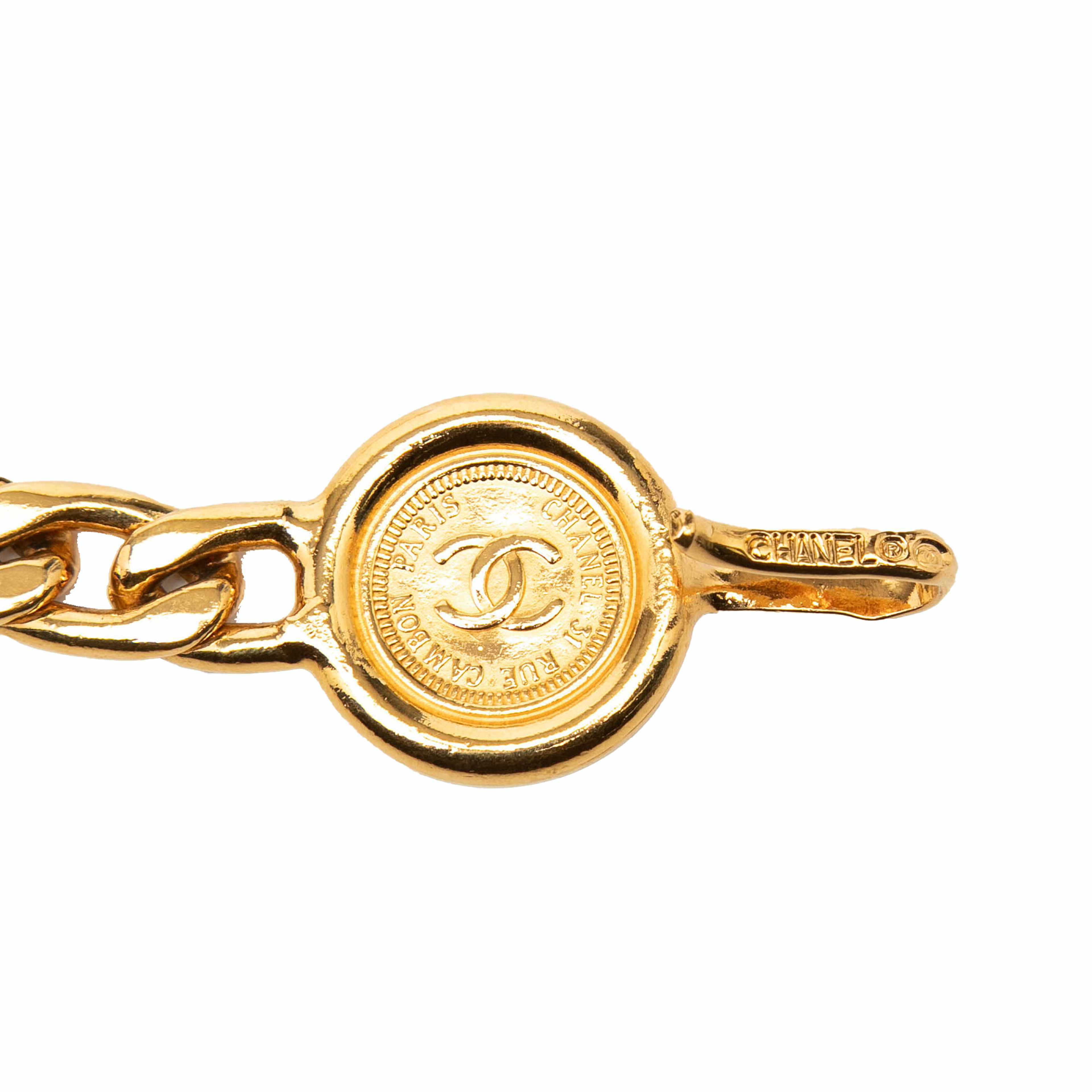 Chanel Gold Plated Medallion Rue Cambon Chain Belt, från Luxclusif, i färgen gold. Klicka för att öppna bilden i stort format