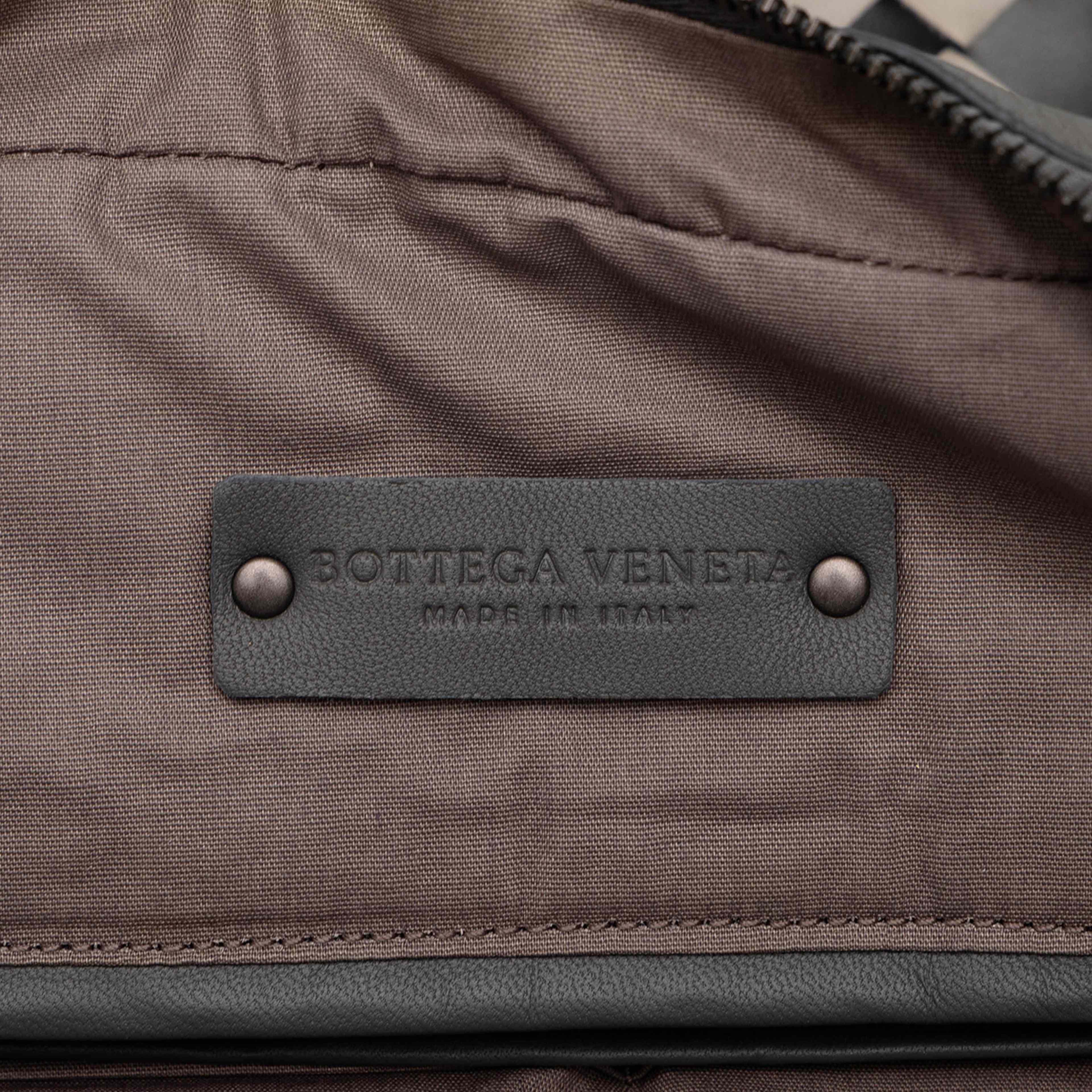 Bottega Veneta Intrecciato Trimmed Leather Briefcase, från Luxclusif, i färgen grå. Klicka för att öppna bilden i stort format