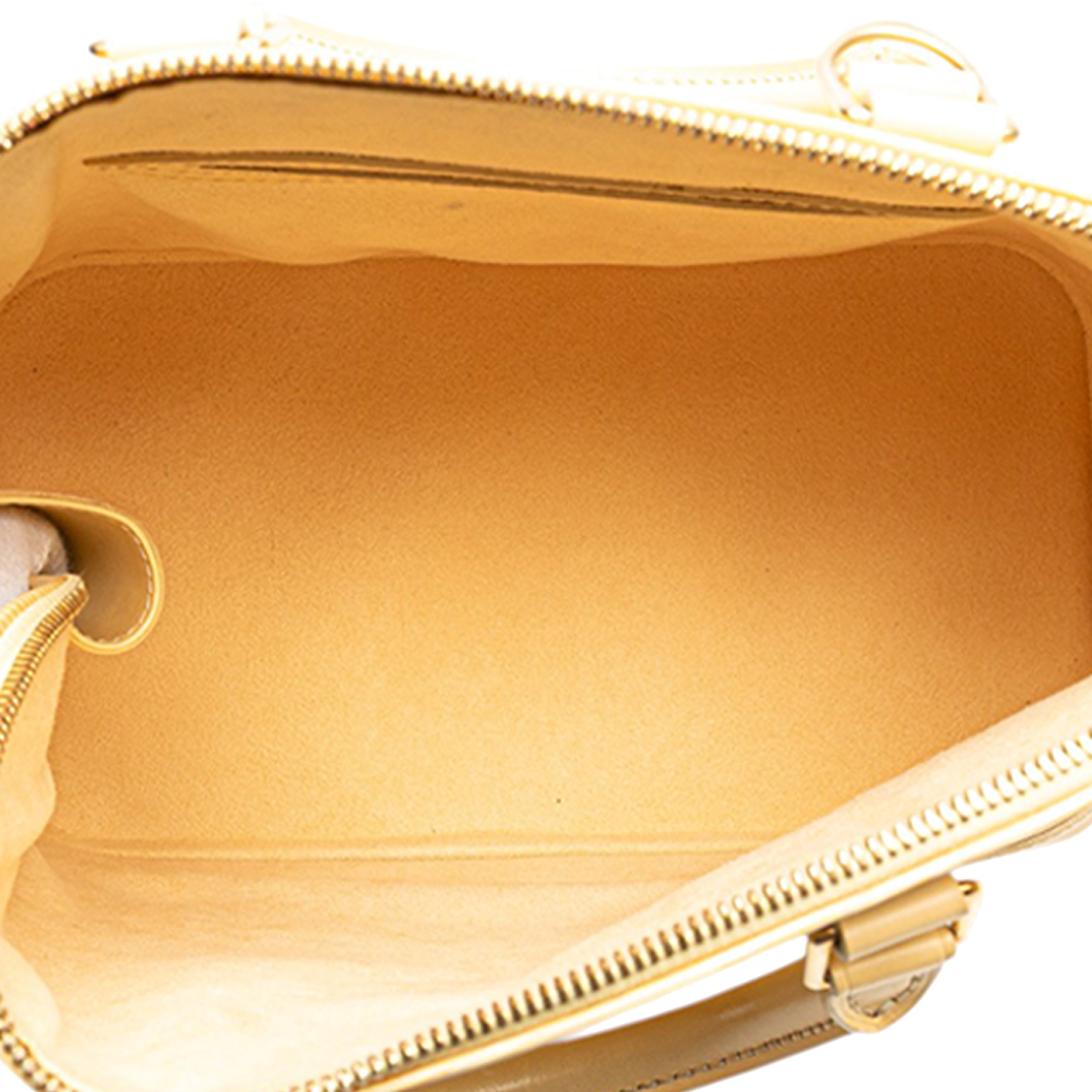 Louis Vuitton Epi Alma Pm, från Luxclusif, i färgen beige. Klicka för att öppna bilden i stort format