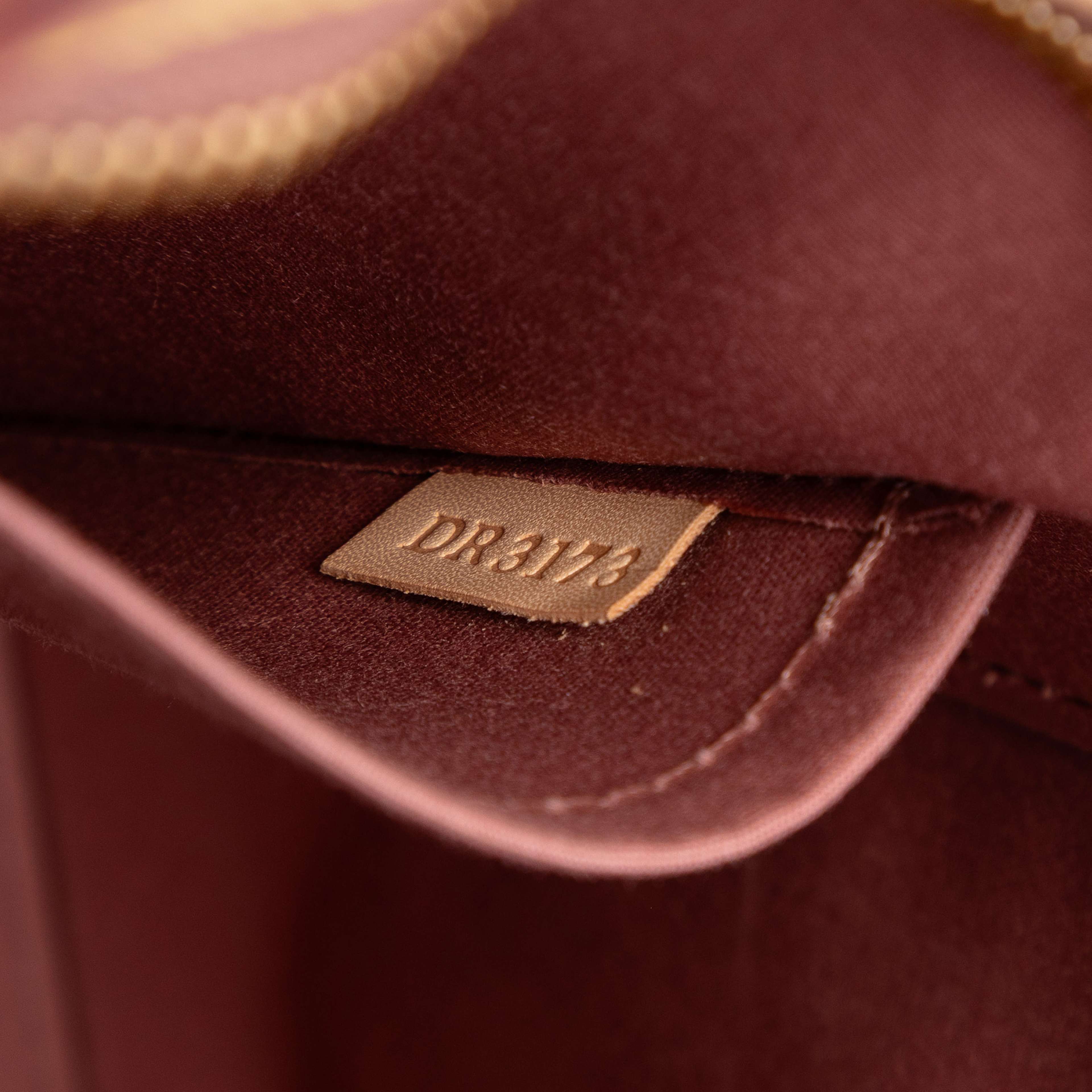 Louis Vuitton Monogram Vernis Brea Mm, från Luxclusif, i färgen brun. Klicka för att öppna bilden i stort format