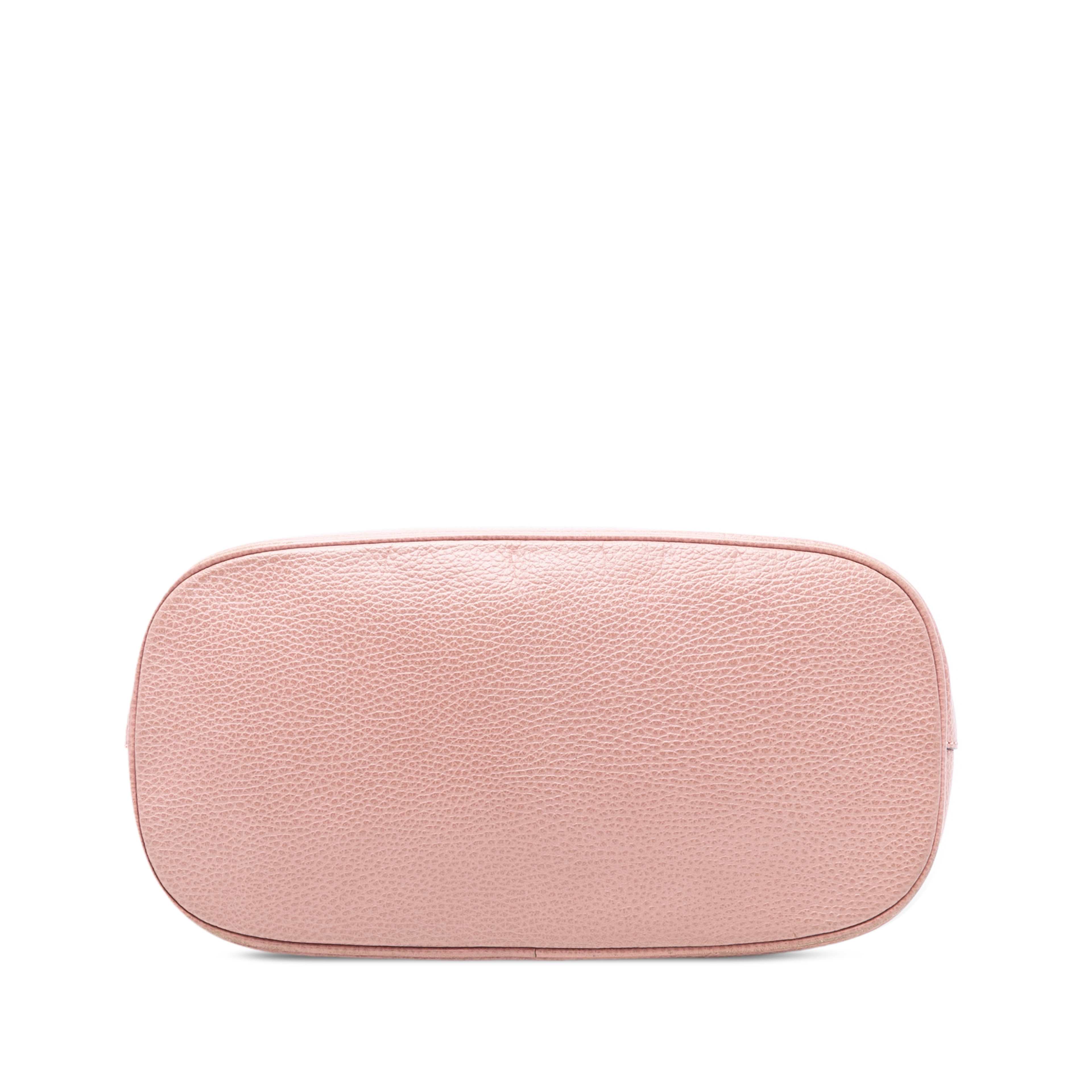 Gucci Small Dollar Calfskin Gg Charm Dome Satchel, från Luxclusif, i färgen pink. Klicka för att öppna bilden i stort format