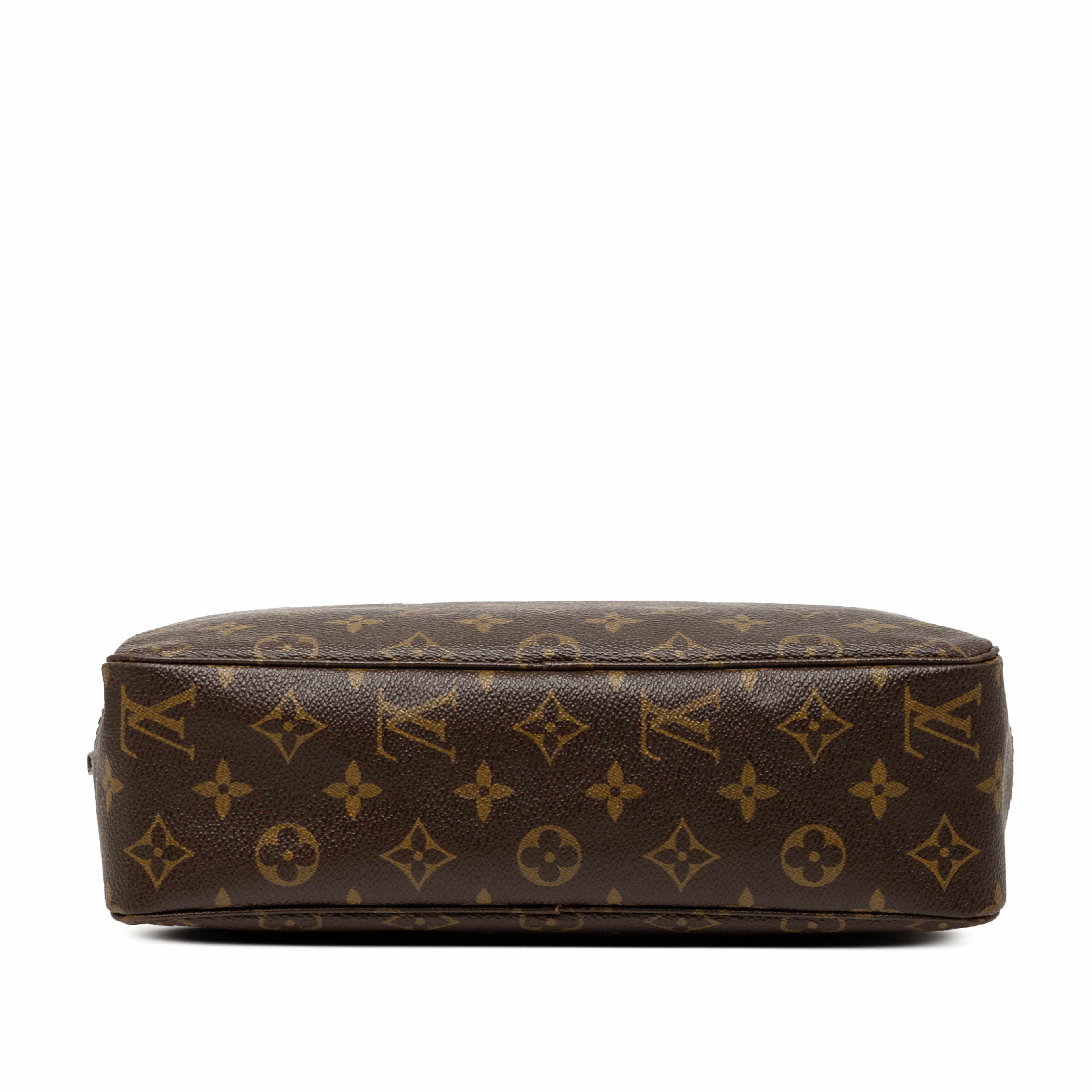 Louis Vuitton Monogram Trousse Toilette 28, från Luxclusif, i färgen brun. Klicka för att öppna bilden i stort format