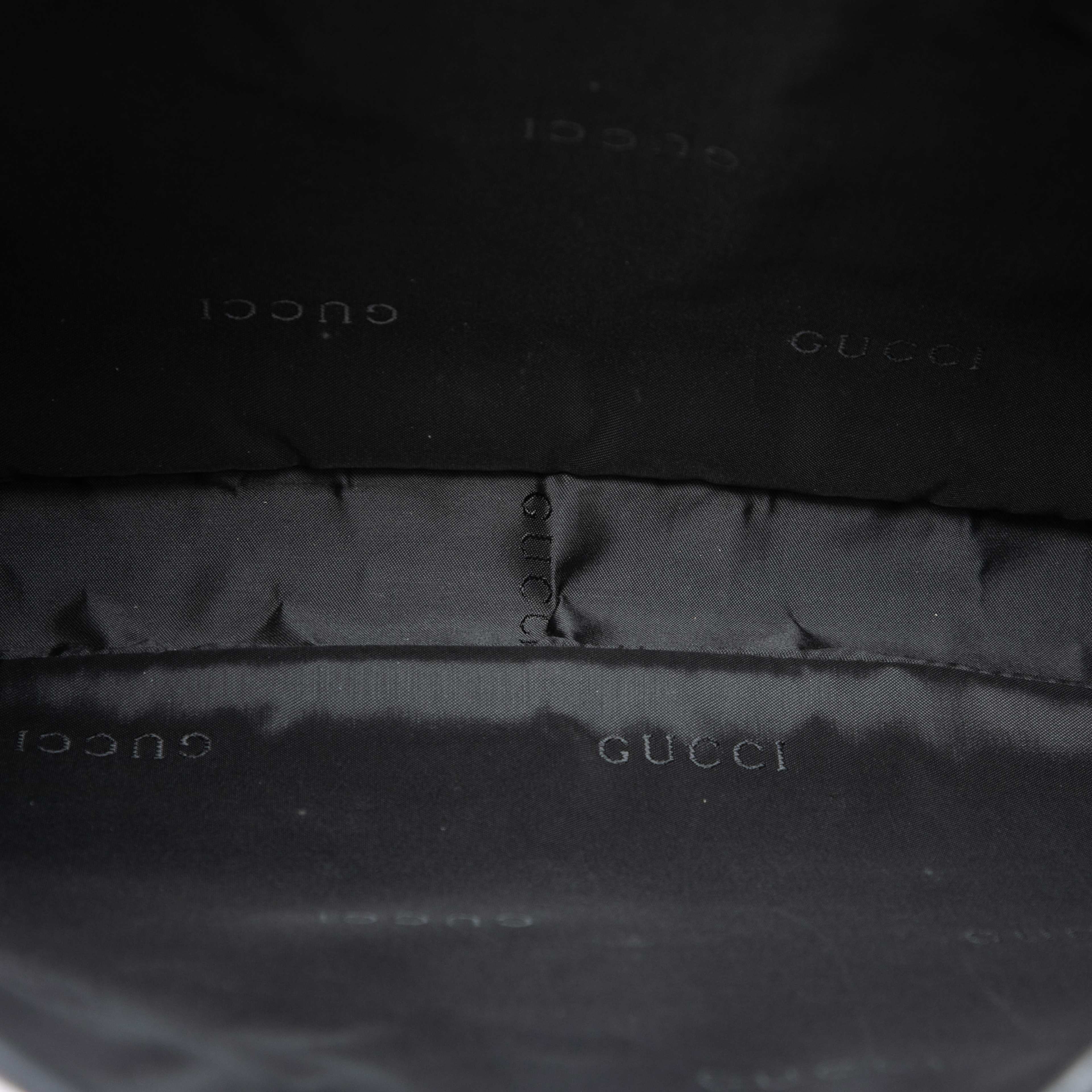 Gucci Canvas Jackie Shoulder Bag, från Luxclusif, i färgen beige. Klicka för att öppna bilden i stort format