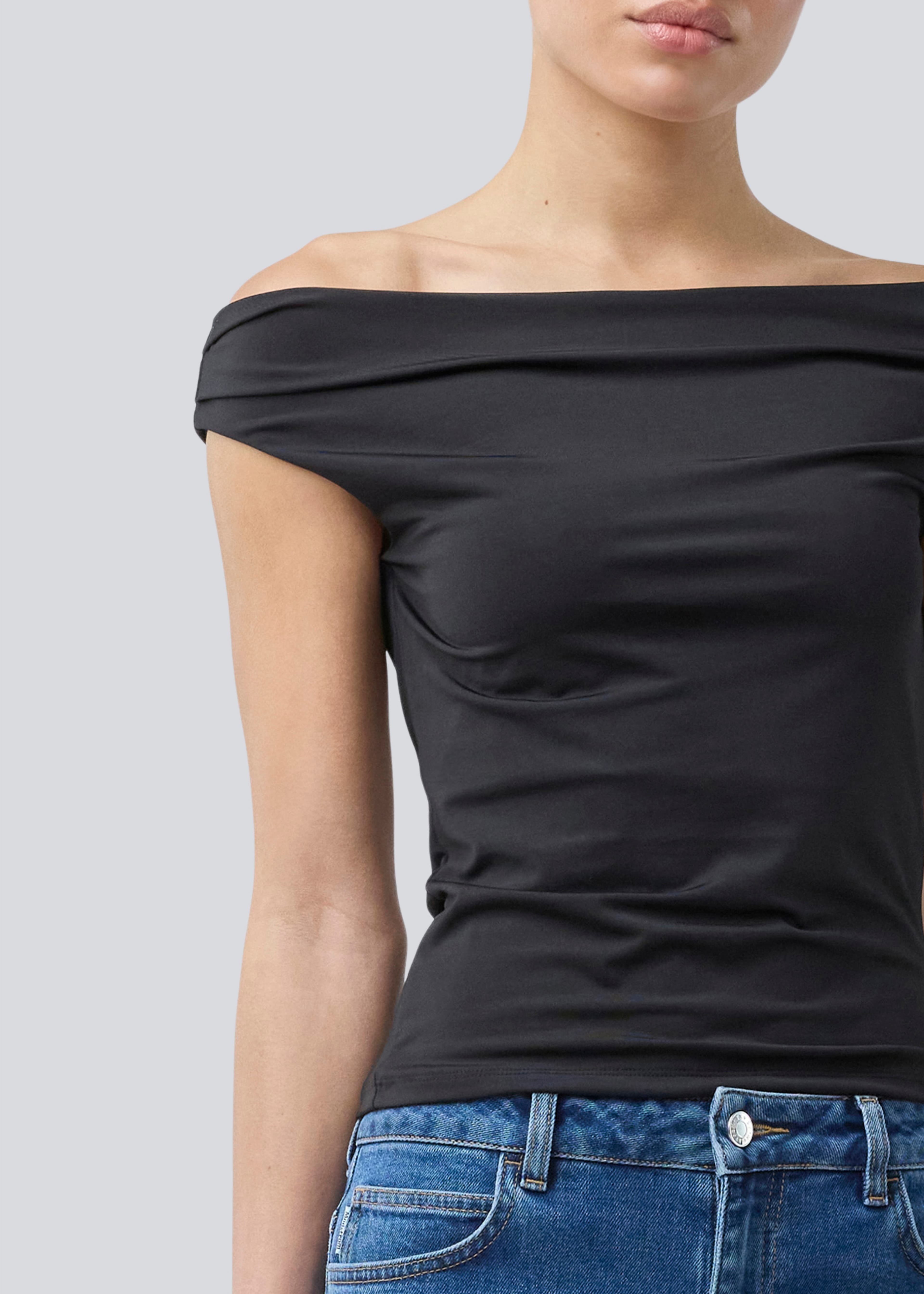 Himamd Off-shoulder Top, från Modström, i färgen black. Klicka för att öppna bilden i stort format