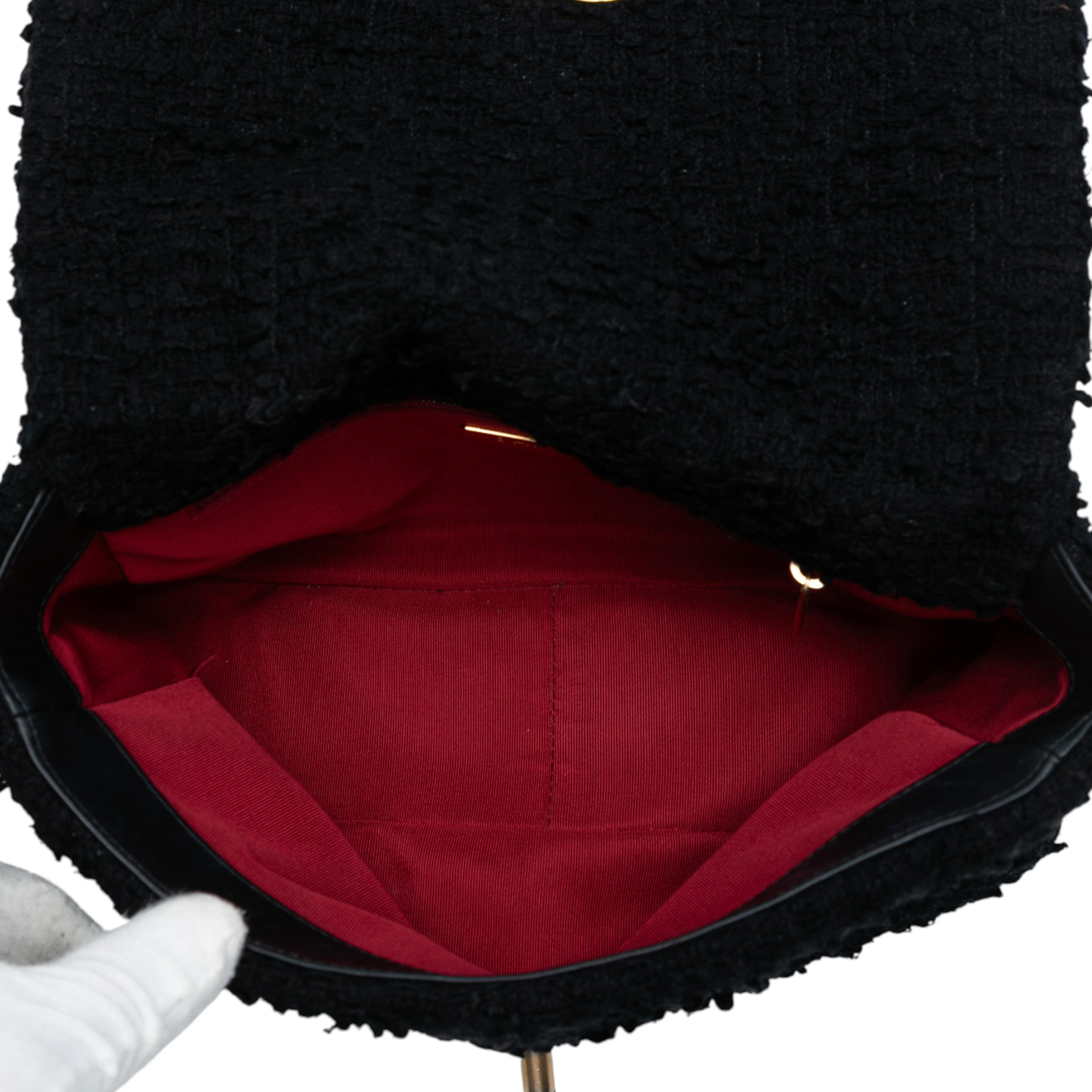 Chanel Medium Tweed 19 Flap, från Luxclusif, i färgen black. Klicka för att öppna bilden i stort format