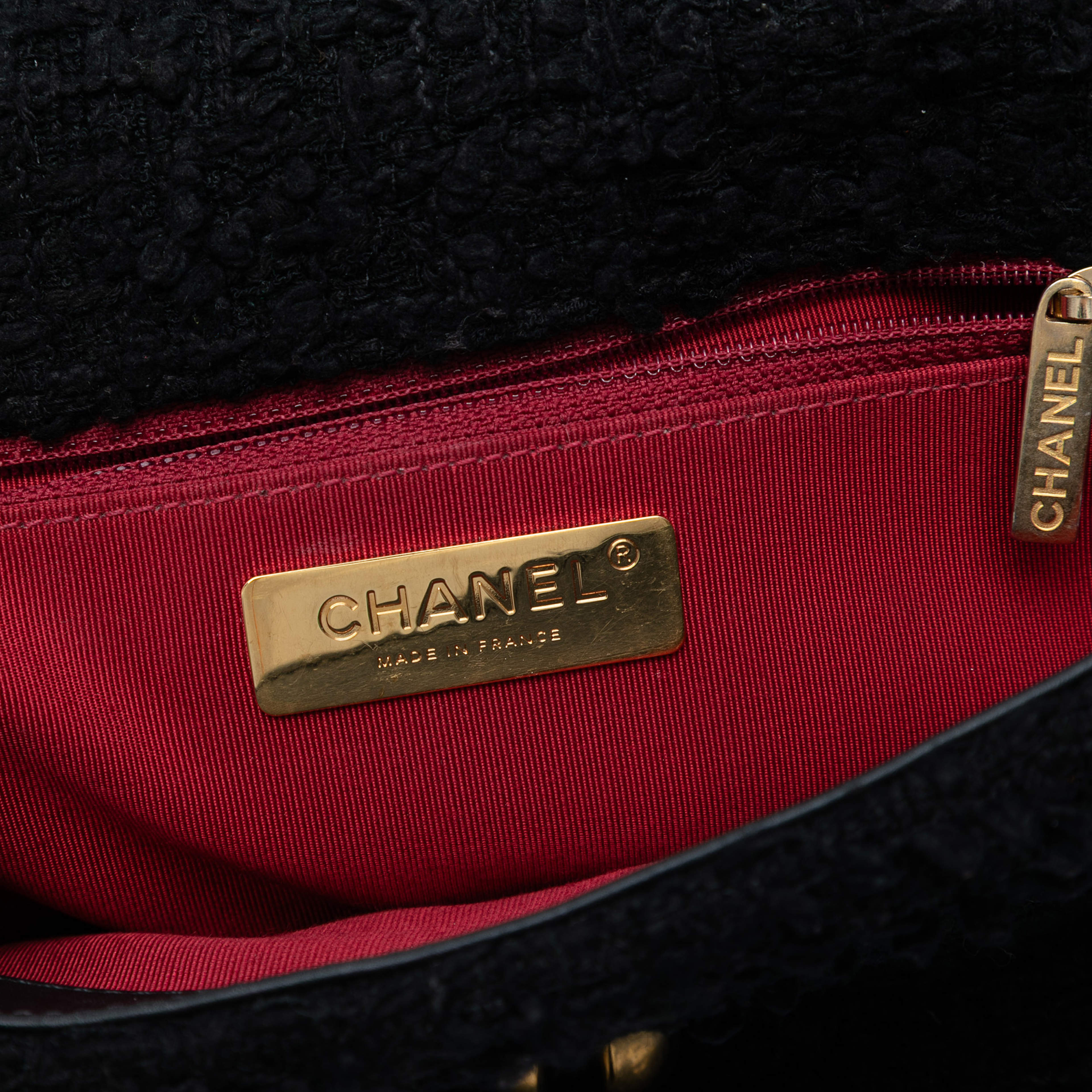 Chanel Medium Tweed 19 Flap, från Luxclusif, i färgen black. Klicka för att öppna bilden i stort format