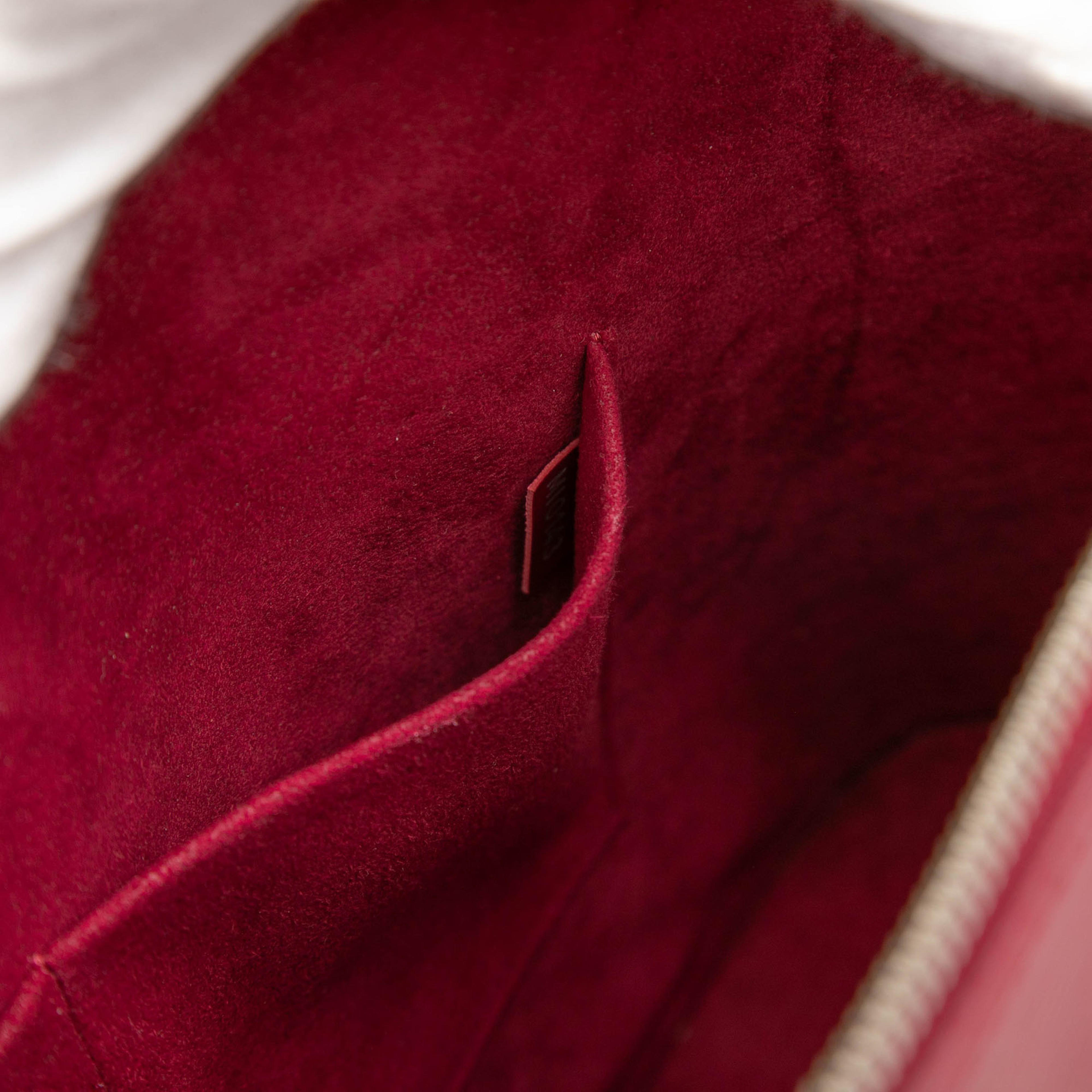 Louis Vuitton Epi Alma Gm, från Luxclusif, i färgen dark pink. Klicka för att öppna bilden i stort format