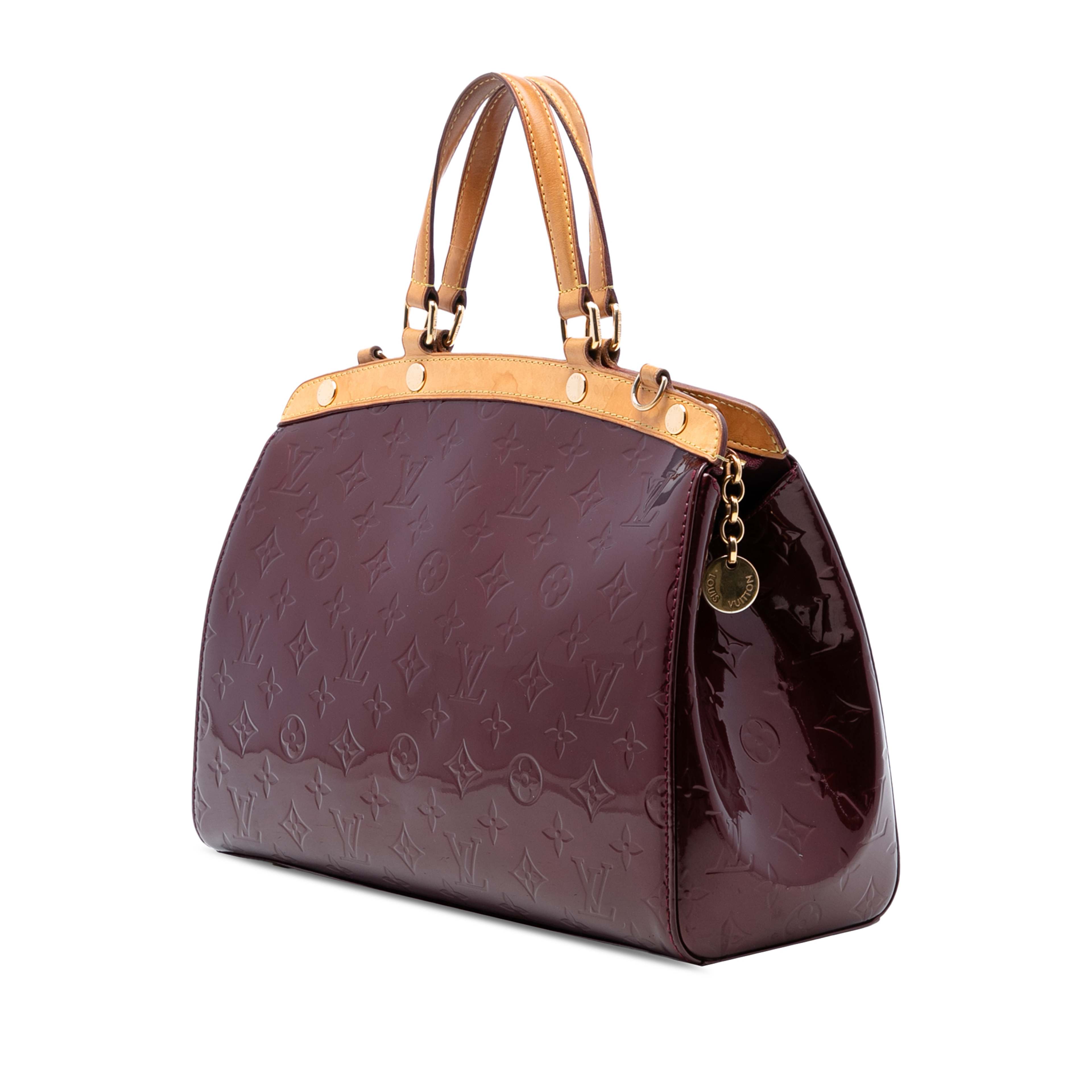 Louis Vuitton Monogram Vernis Brea Mm, från Luxclusif, i färgen bordeaux. Klicka för att öppna bilden i stort format