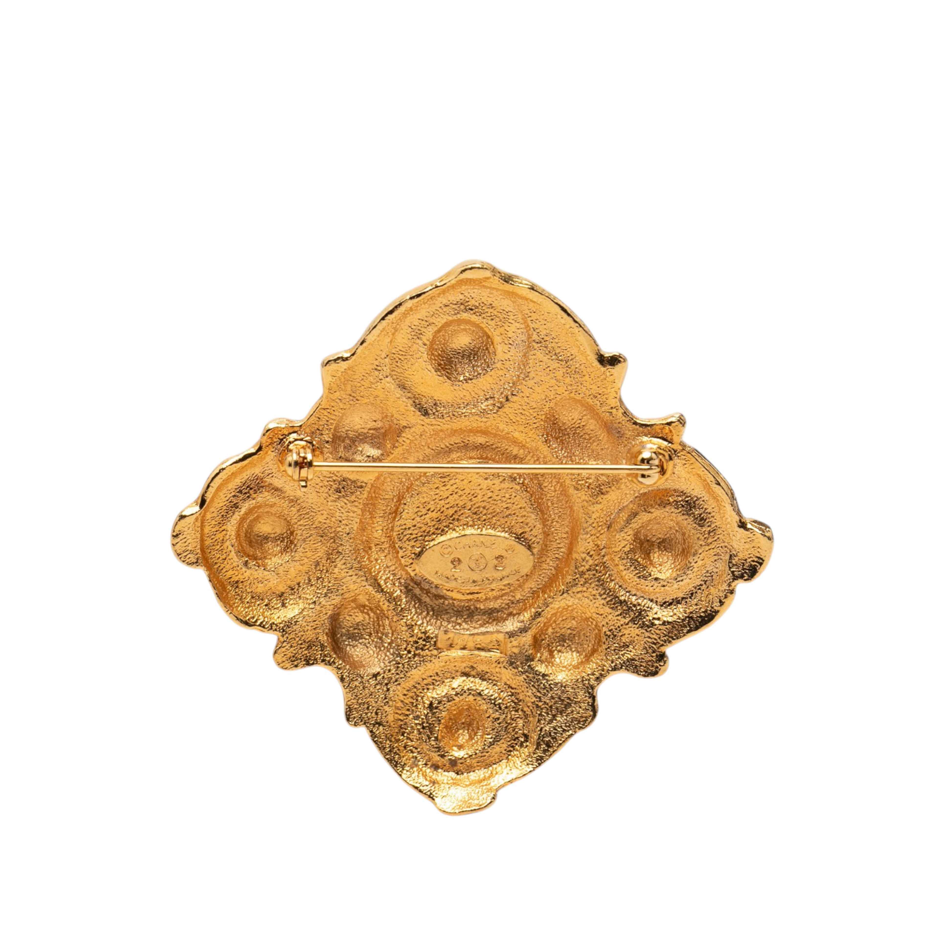 Chanel Gold Plated Rhombus Faux Pearl Brooch, från Luxclusif, i färgen guld. Klicka för att öppna bilden i stort format