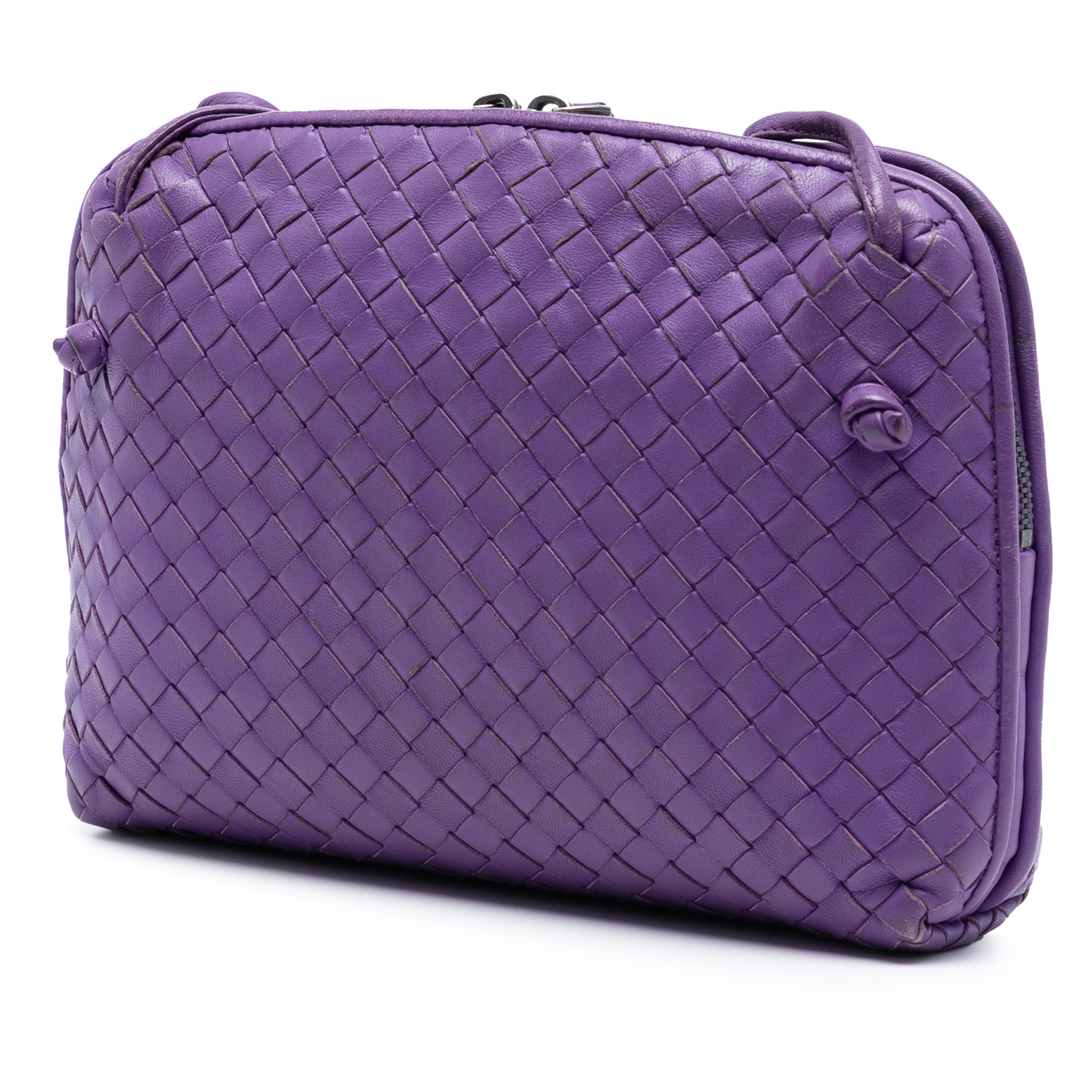 Bottega Veneta Nappa Intrecciato Nodini Crossbody, från Luxclusif, i färgen purple. Klicka för att öppna bilden i stort format