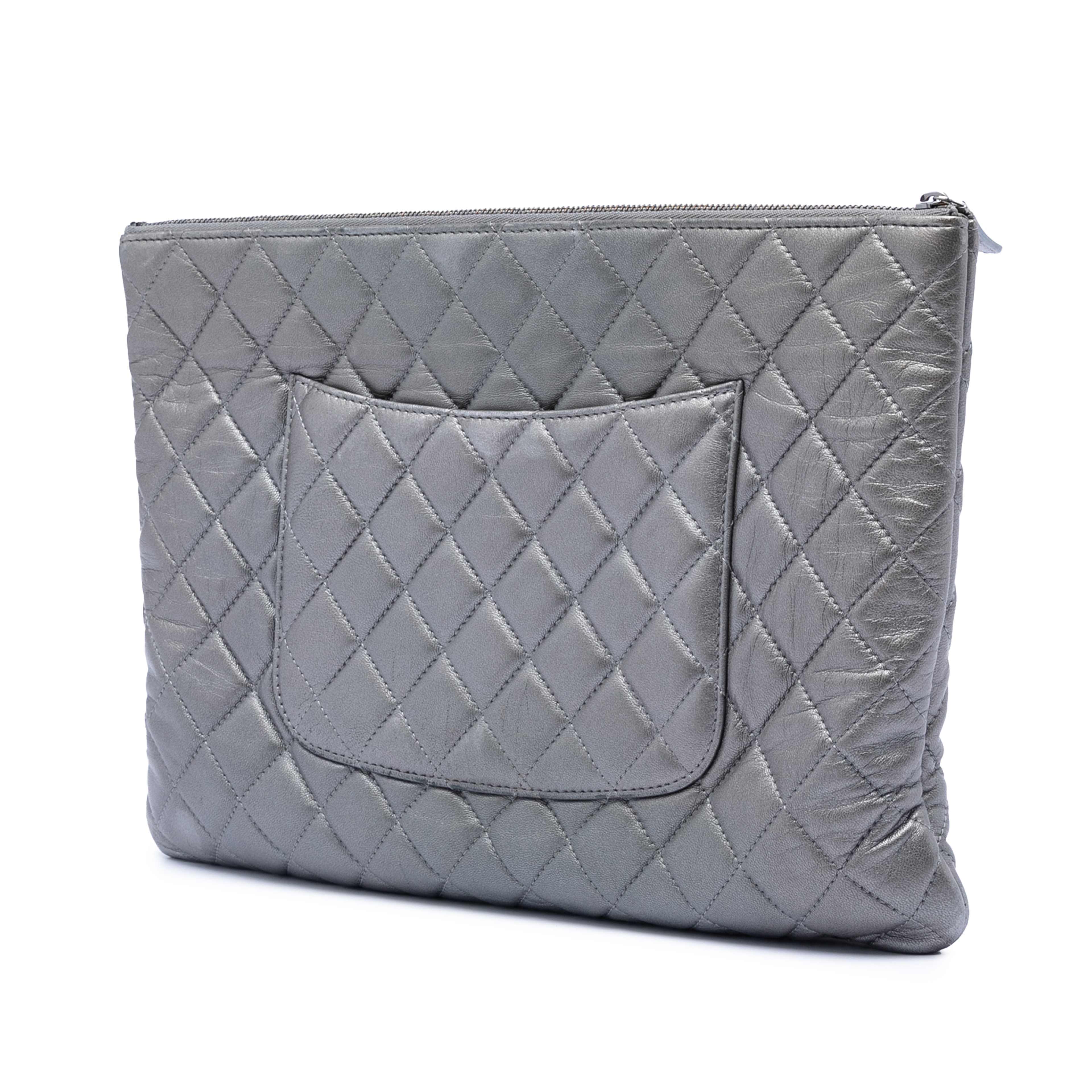 Chanel Large Quilted Metallic Lambskin O Case Clutch, från Luxclusif, i färgen silver. Klicka för att öppna bilden i stort format
