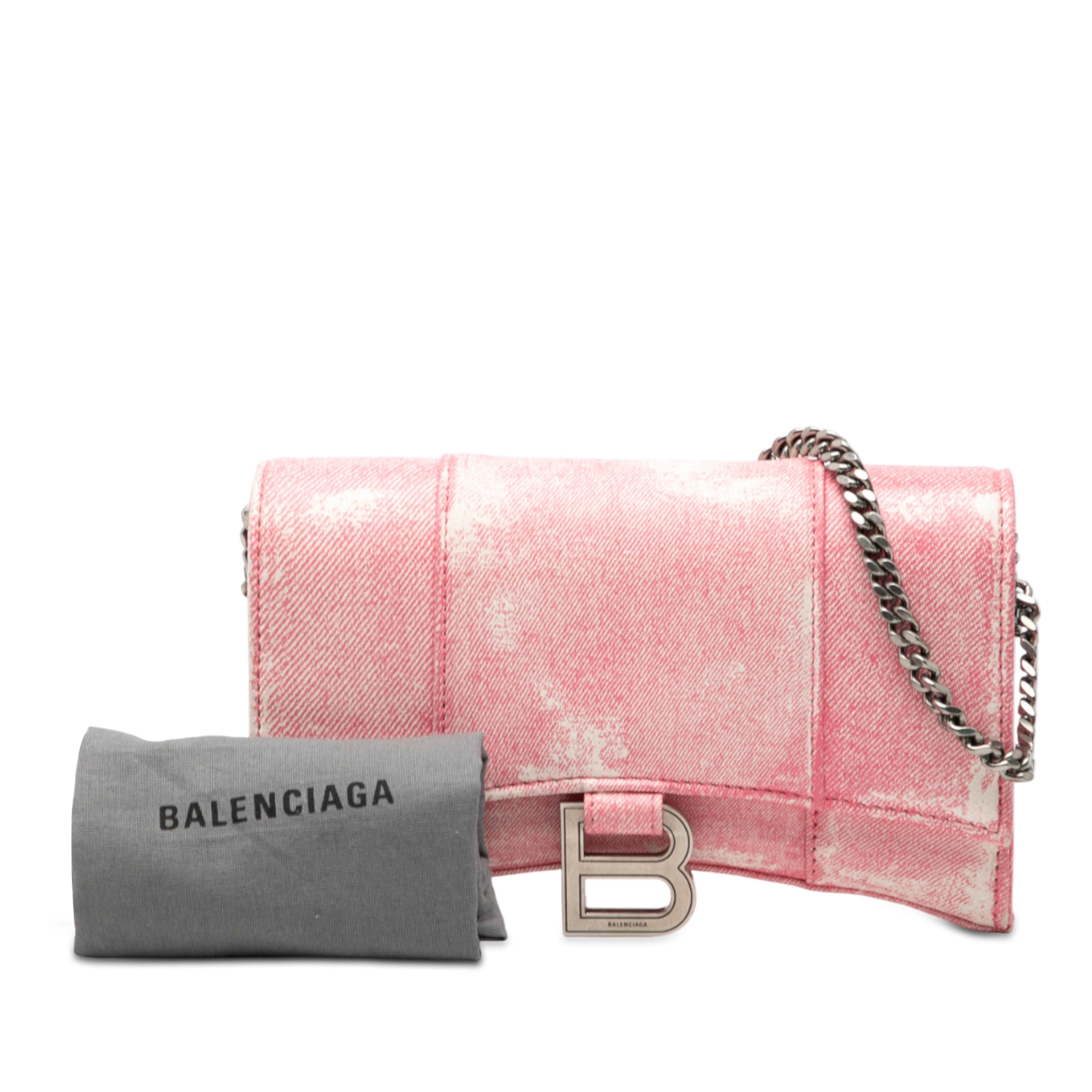 Balenciaga Nappa Denim Printed Hourglass Wallet On Chain, från Luxclusif, i färgen rosa. Klicka för att öppna bilden i stort format