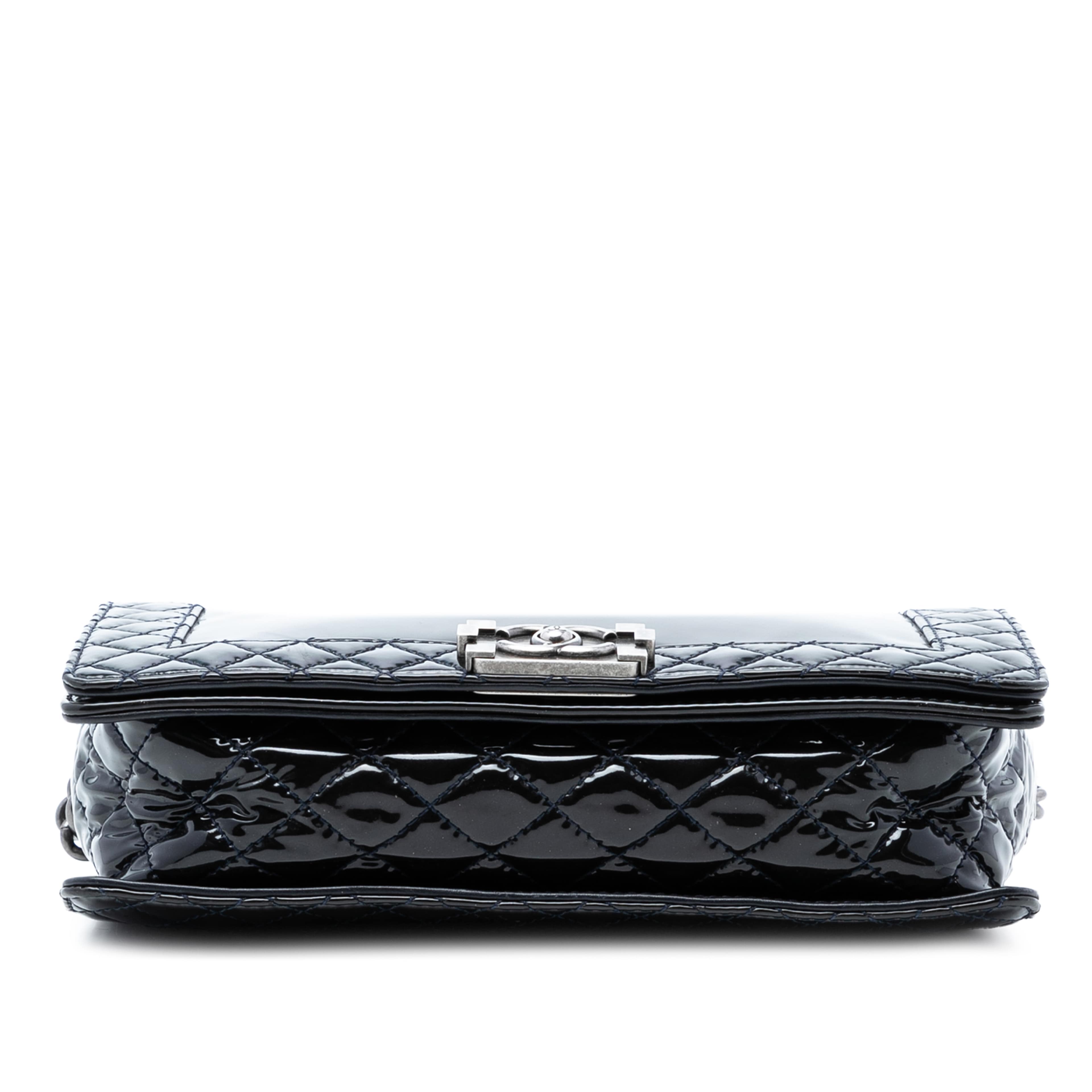 Chanel Medium Patent Boy Reverso Flap, från Luxclusif, i färgen black. Klicka för att öppna bilden i stort format