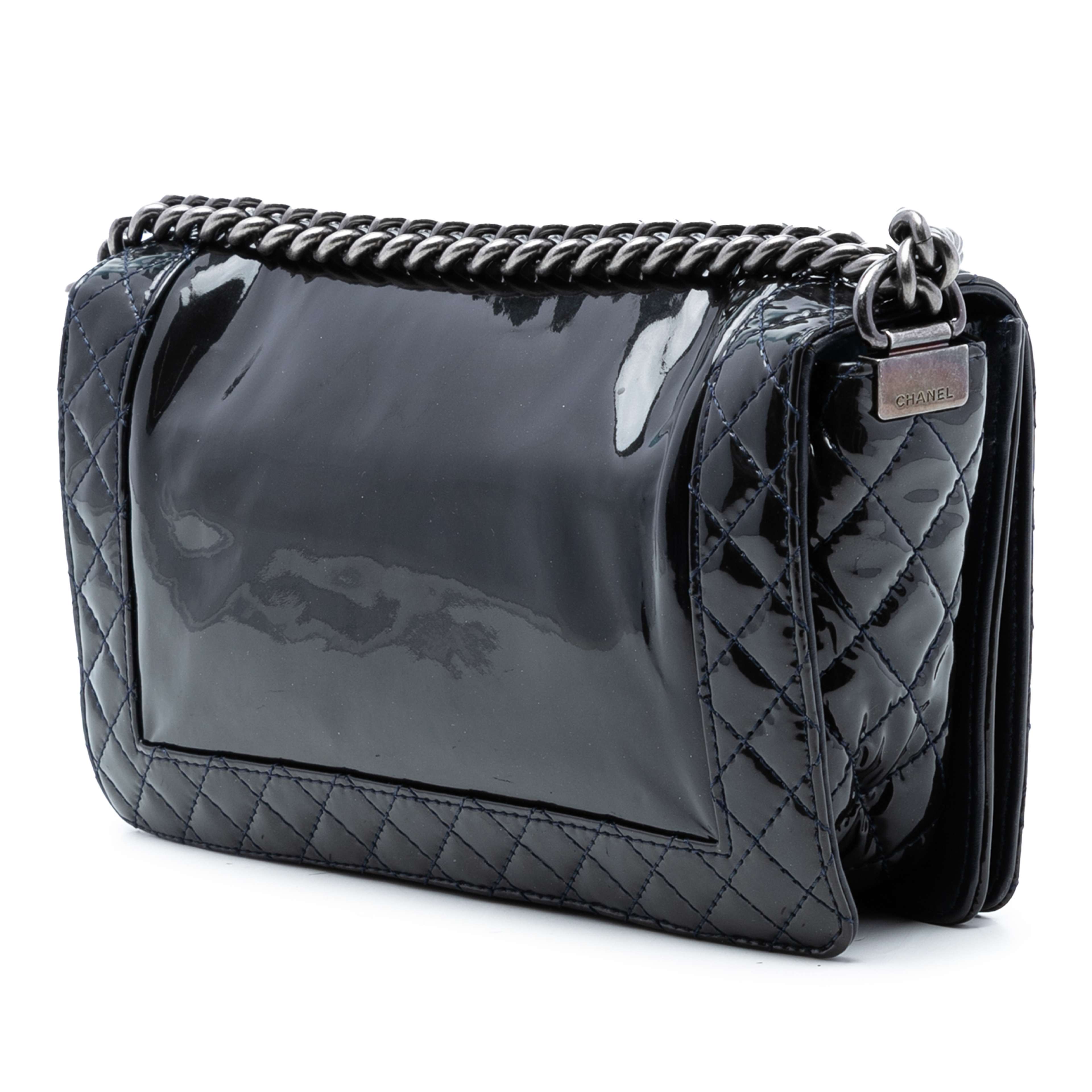 Chanel Medium Patent Boy Reverso Flap, från Luxclusif, i färgen black. Klicka för att öppna bilden i stort format