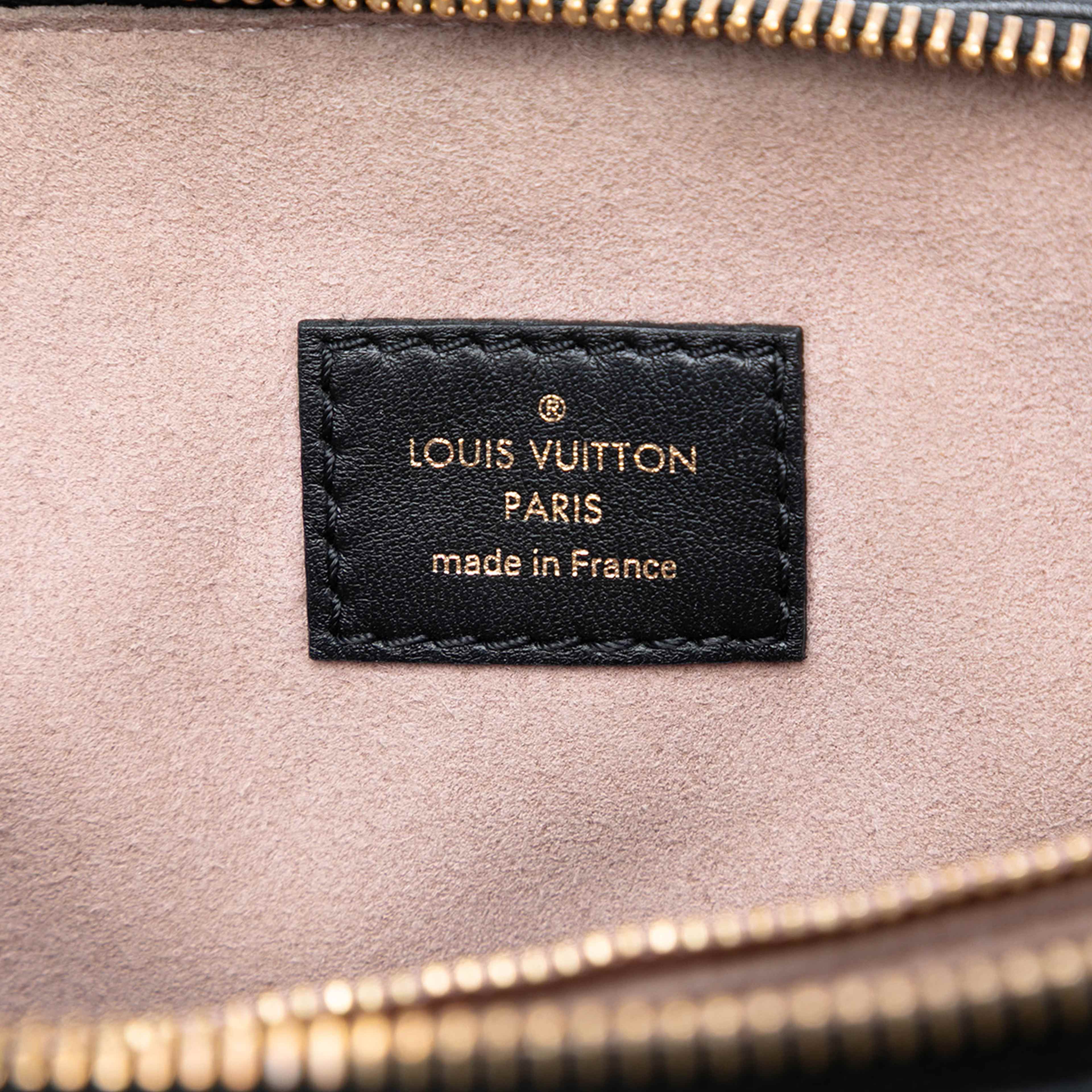 Louis Vuitton Monogram Embossed Puffy Lambskin Coussin Pm, från Luxclusif, i färgen black. Klicka för att öppna bilden i stort format