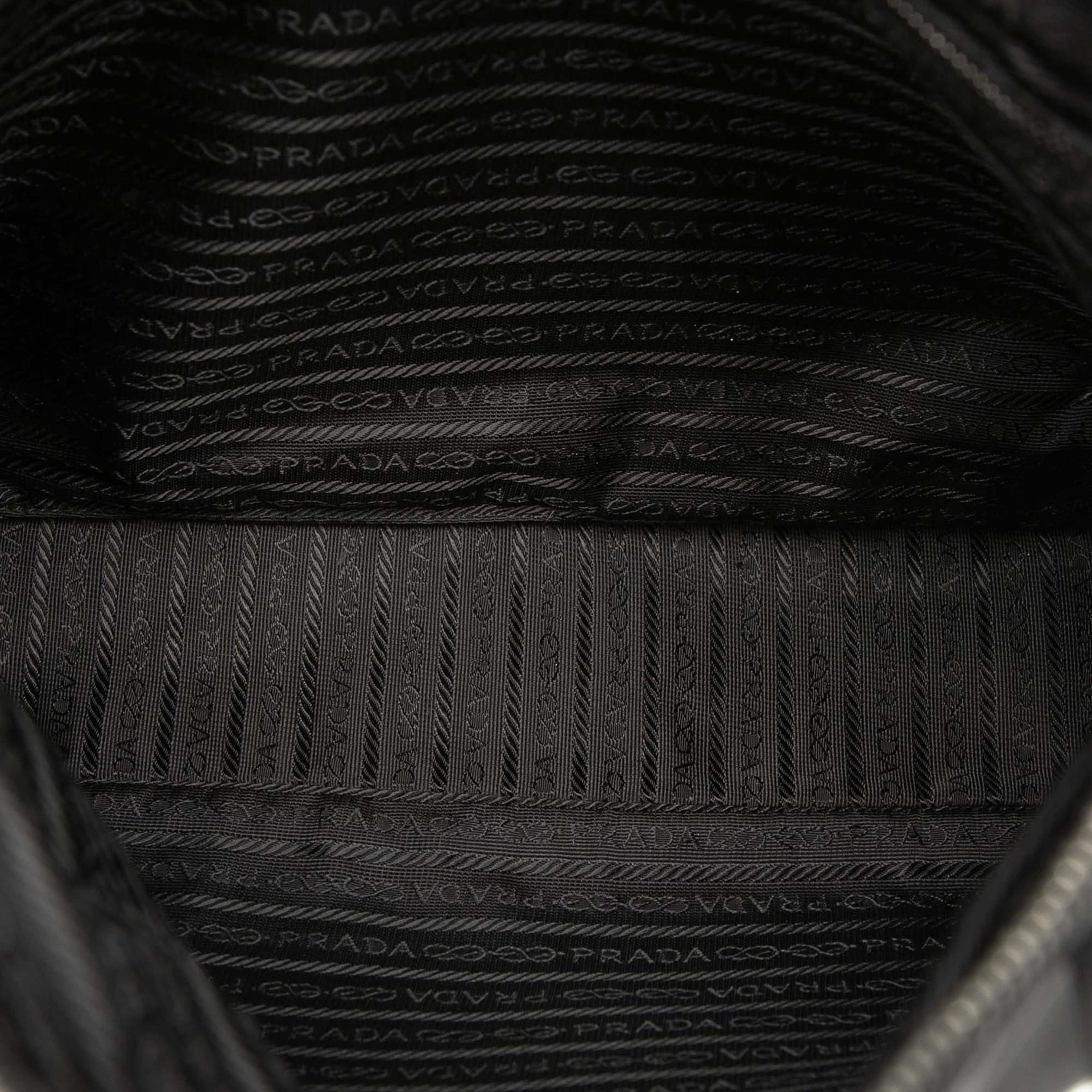 Prada Tessuto Tote, från Luxclusif, i färgen black. Klicka för att öppna bilden i stort format