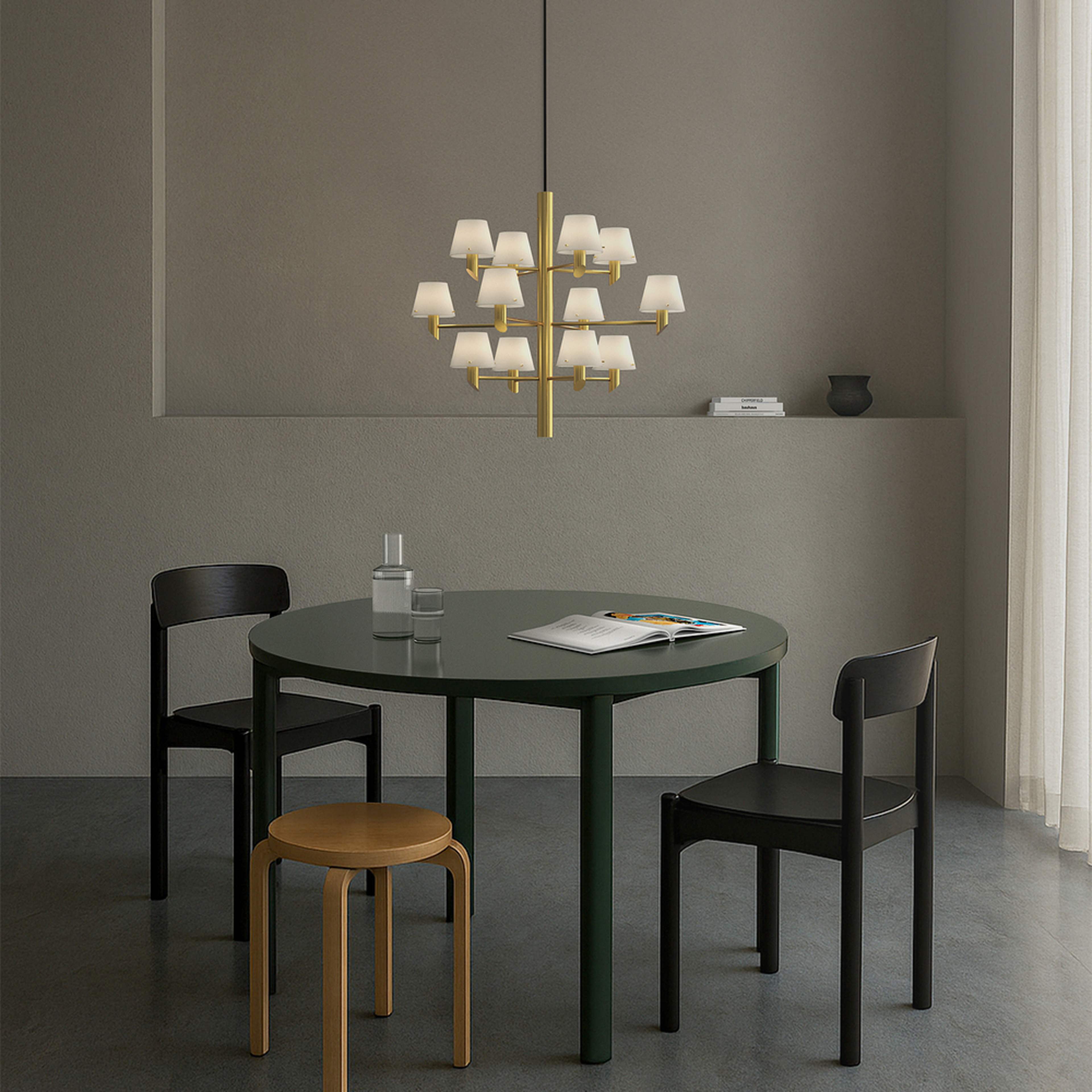 Krona Gil 12, från Herstal, i färgen satin brass/opal glas. Klicka för att öppna bilden i stort format