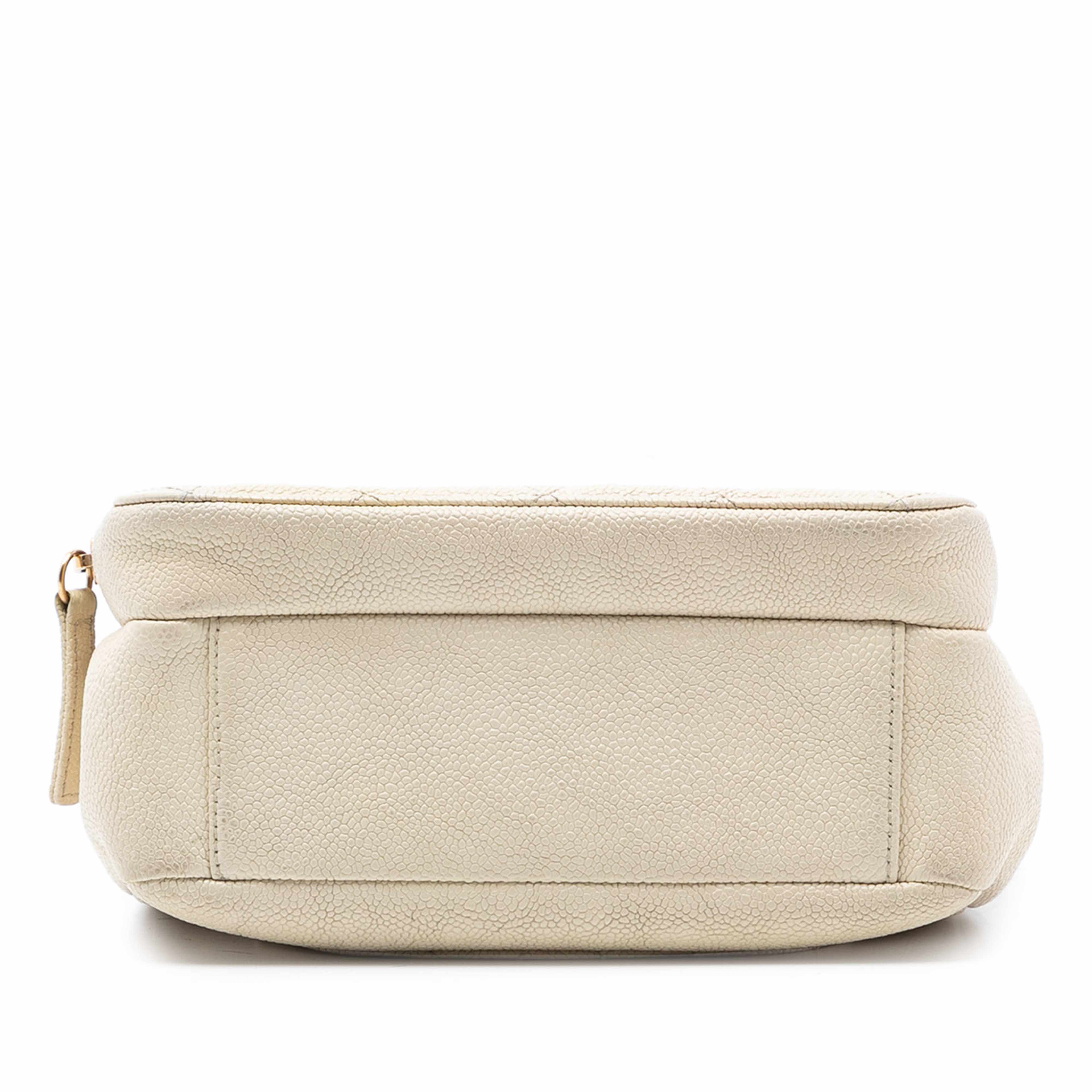 Chanel Caviar Business Affinity Messenger Flap, från Luxclusif, i färgen ivory. Klicka för att öppna bilden i stort format