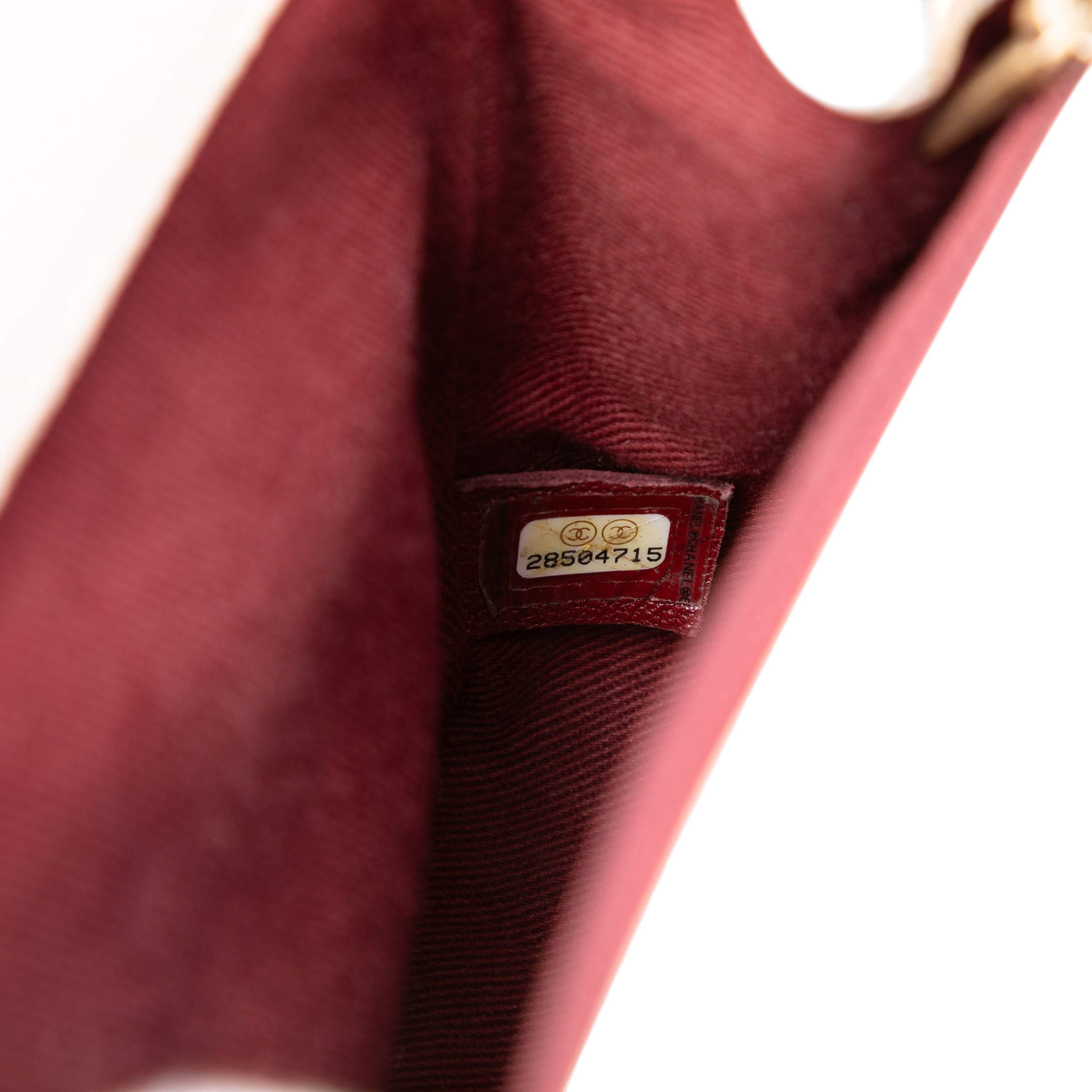 Chanel Caviar Business Affinity Messenger Flap, från Luxclusif, i färgen ivory. Klicka för att öppna bilden i stort format