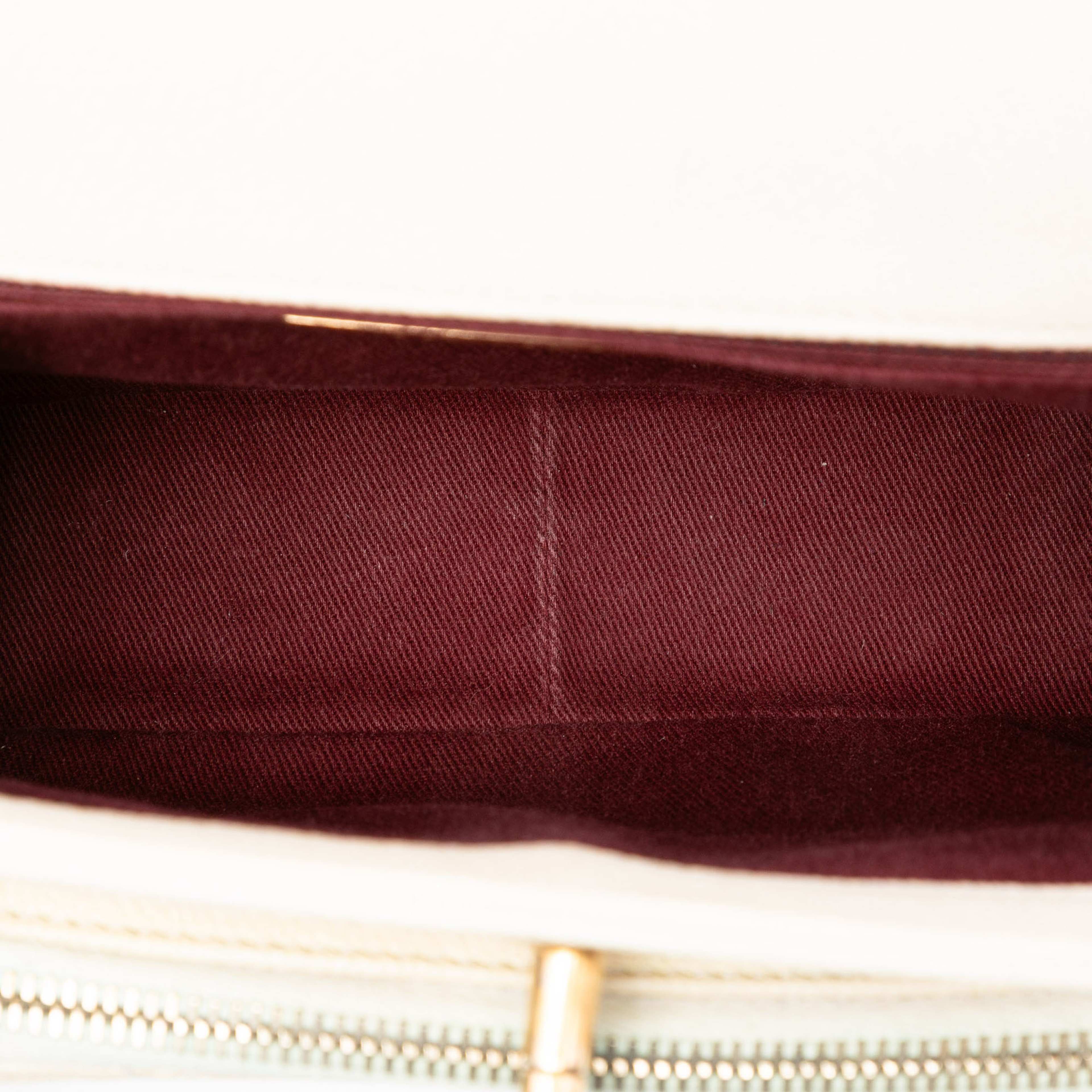 Chanel Caviar Business Affinity Messenger Flap, från Luxclusif, i färgen ivory. Klicka för att öppna bilden i stort format