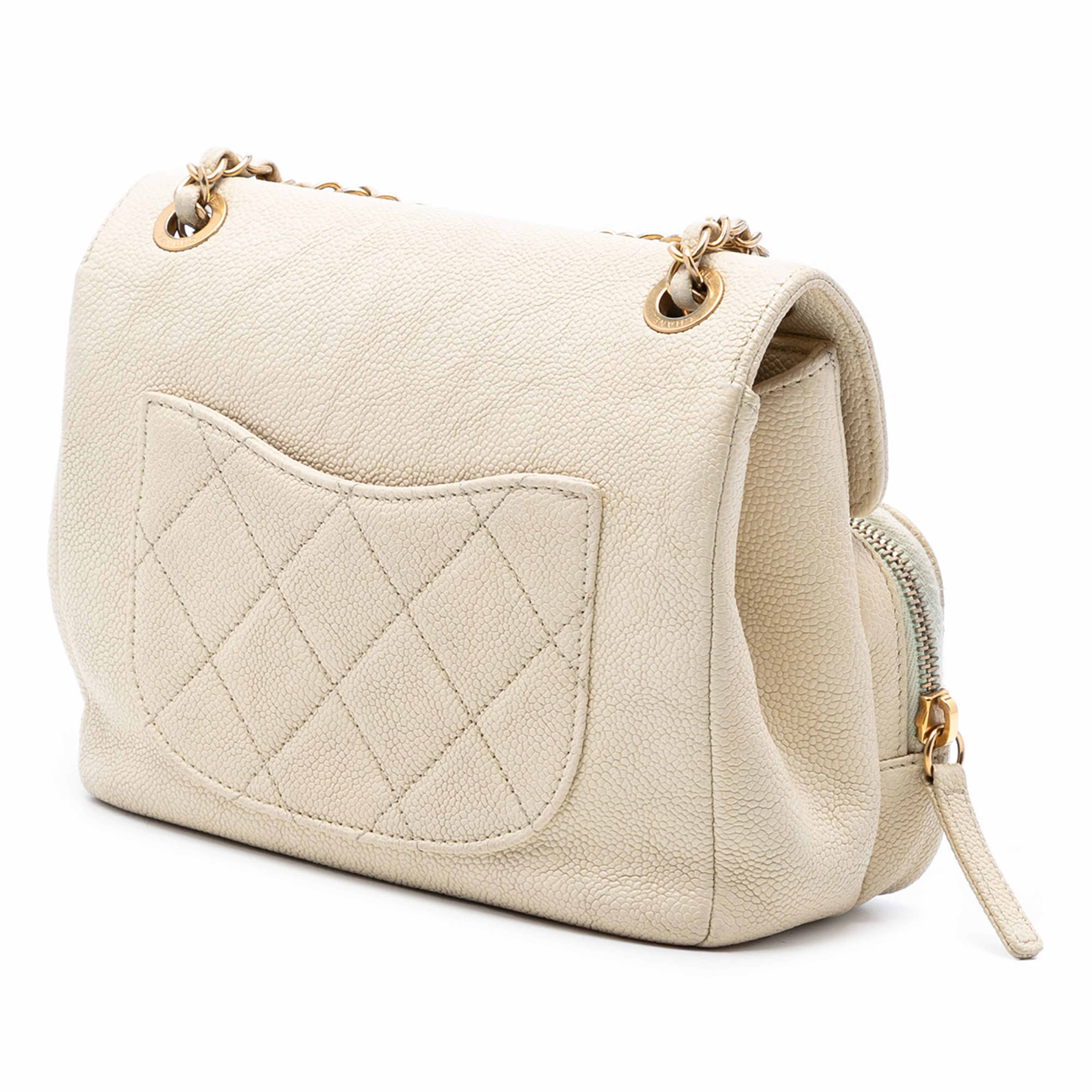 Chanel Caviar Business Affinity Messenger Flap, från Luxclusif, i färgen ivory. Klicka för att öppna bilden i stort format