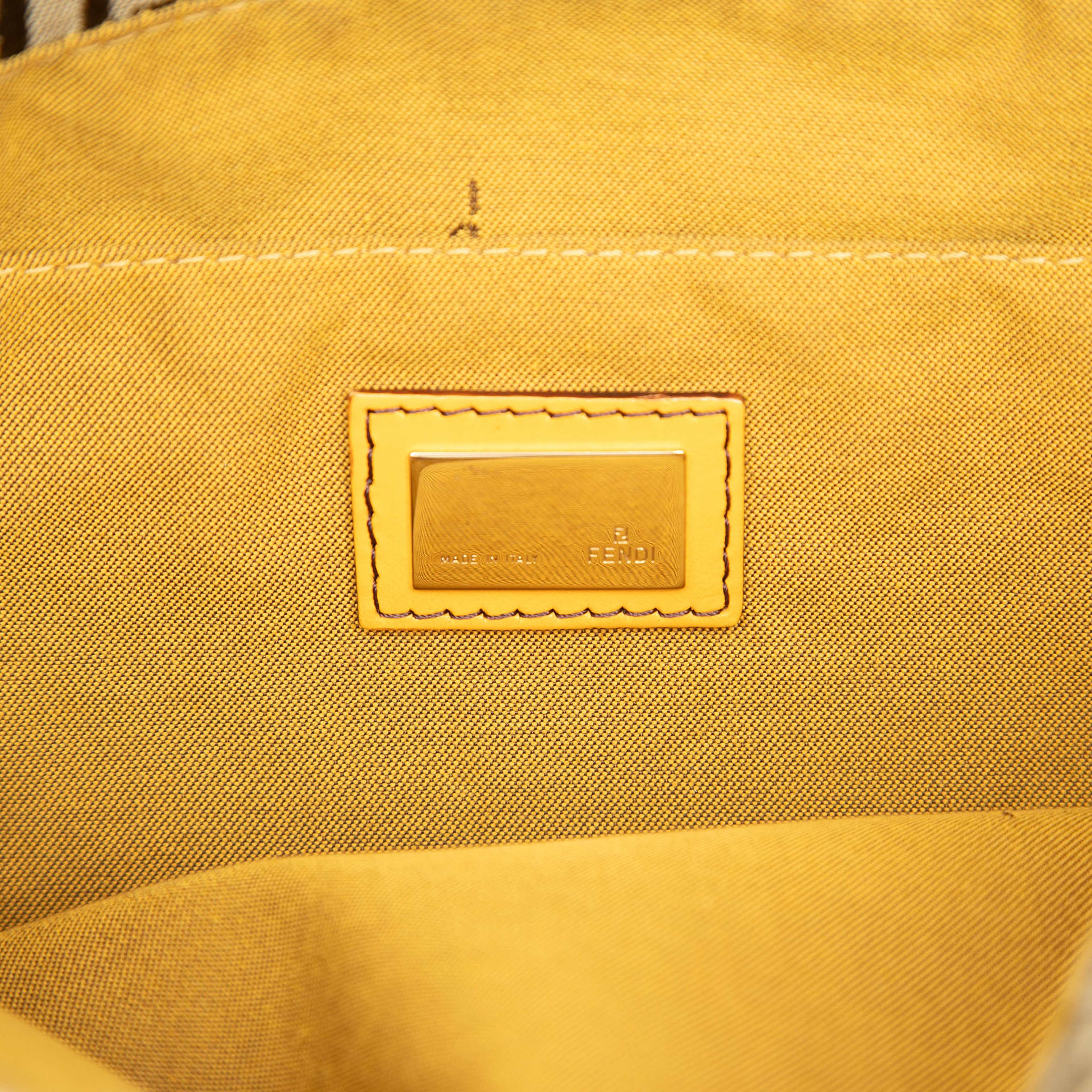 Fendi Zucchino Canvas Chef Front Pocket Shopping Tote, från Luxclusif, i färgen beige. Klicka för att öppna bilden i stort format