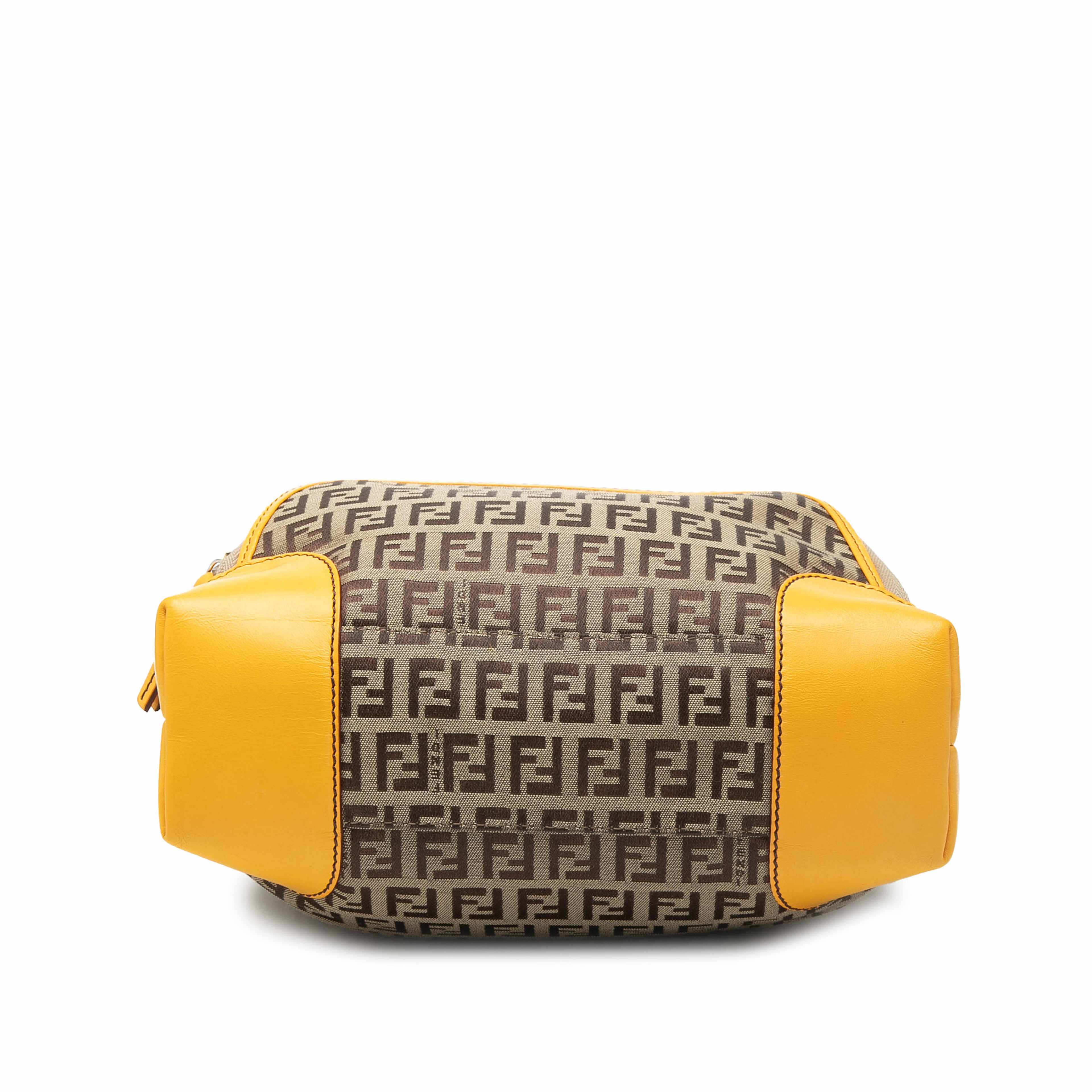 Fendi Zucchino Canvas Chef Front Pocket Shopping Tote, från Luxclusif, i färgen beige. Klicka för att öppna bilden i stort format