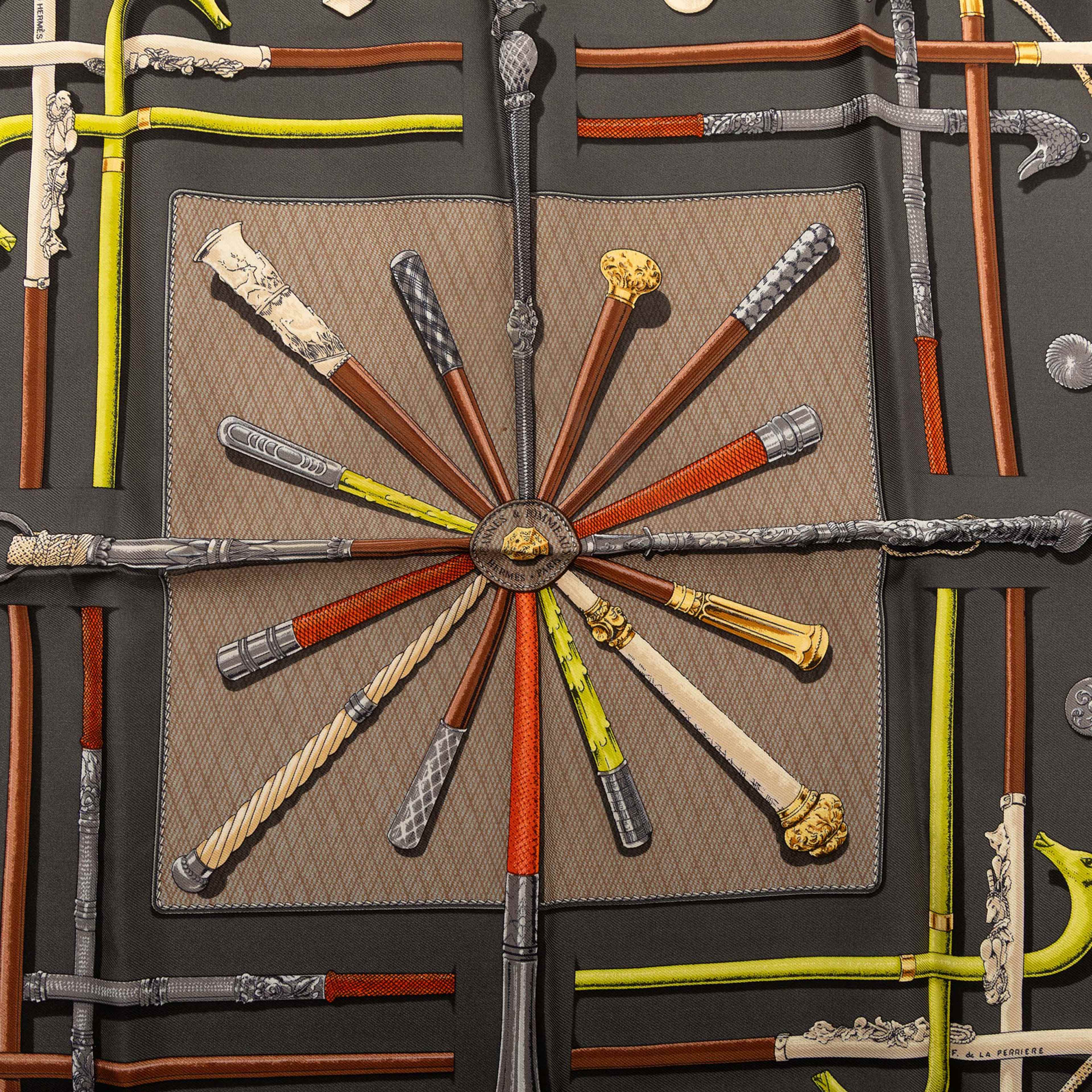 Hermès Cannes Et Pommeaux Silk Scarf 42, från Luxclusif, i färgen charcoal. Klicka för att öppna bilden i stort format