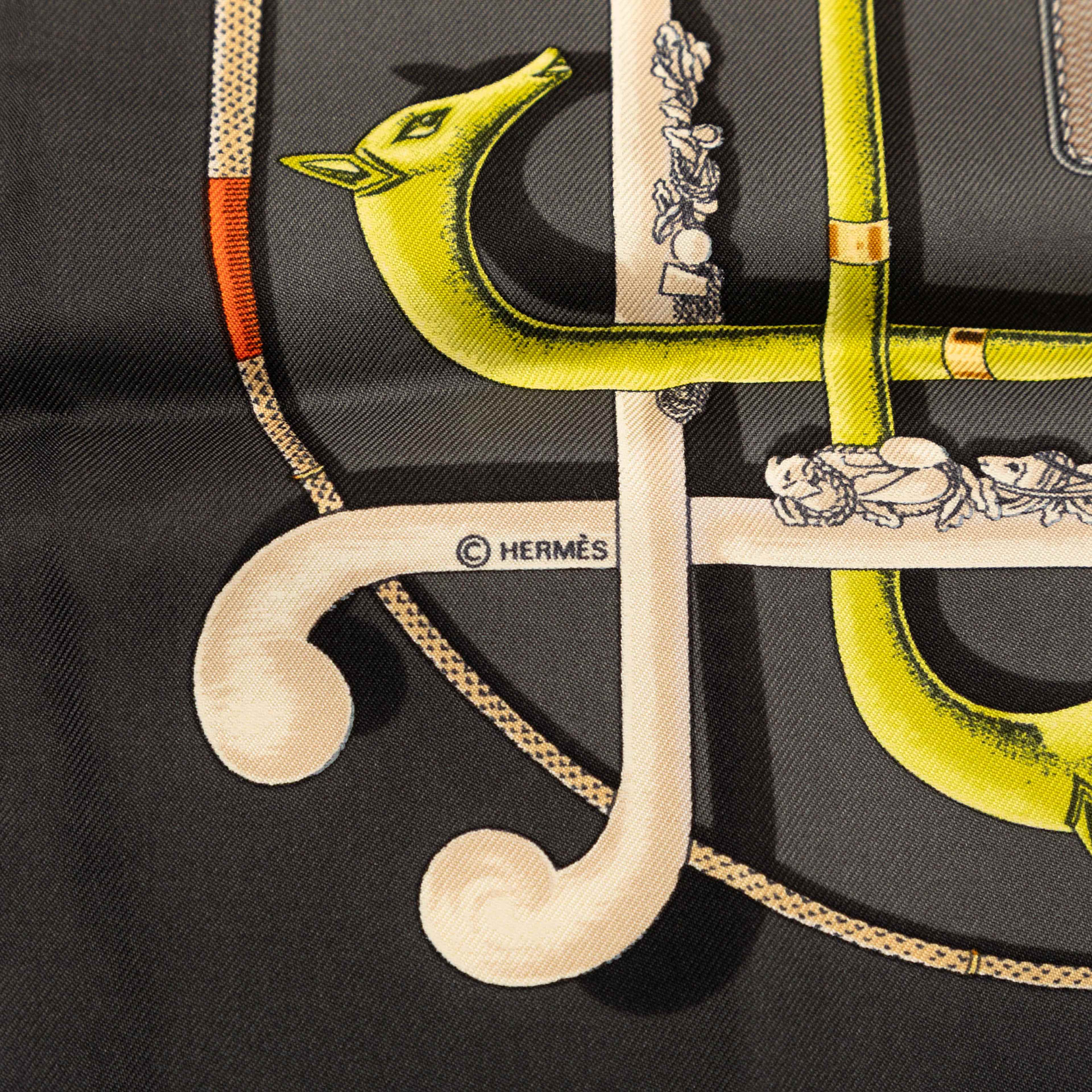 Hermès Cannes Et Pommeaux Silk Scarf 42, från Luxclusif, i färgen charcoal. Klicka för att öppna bilden i stort format