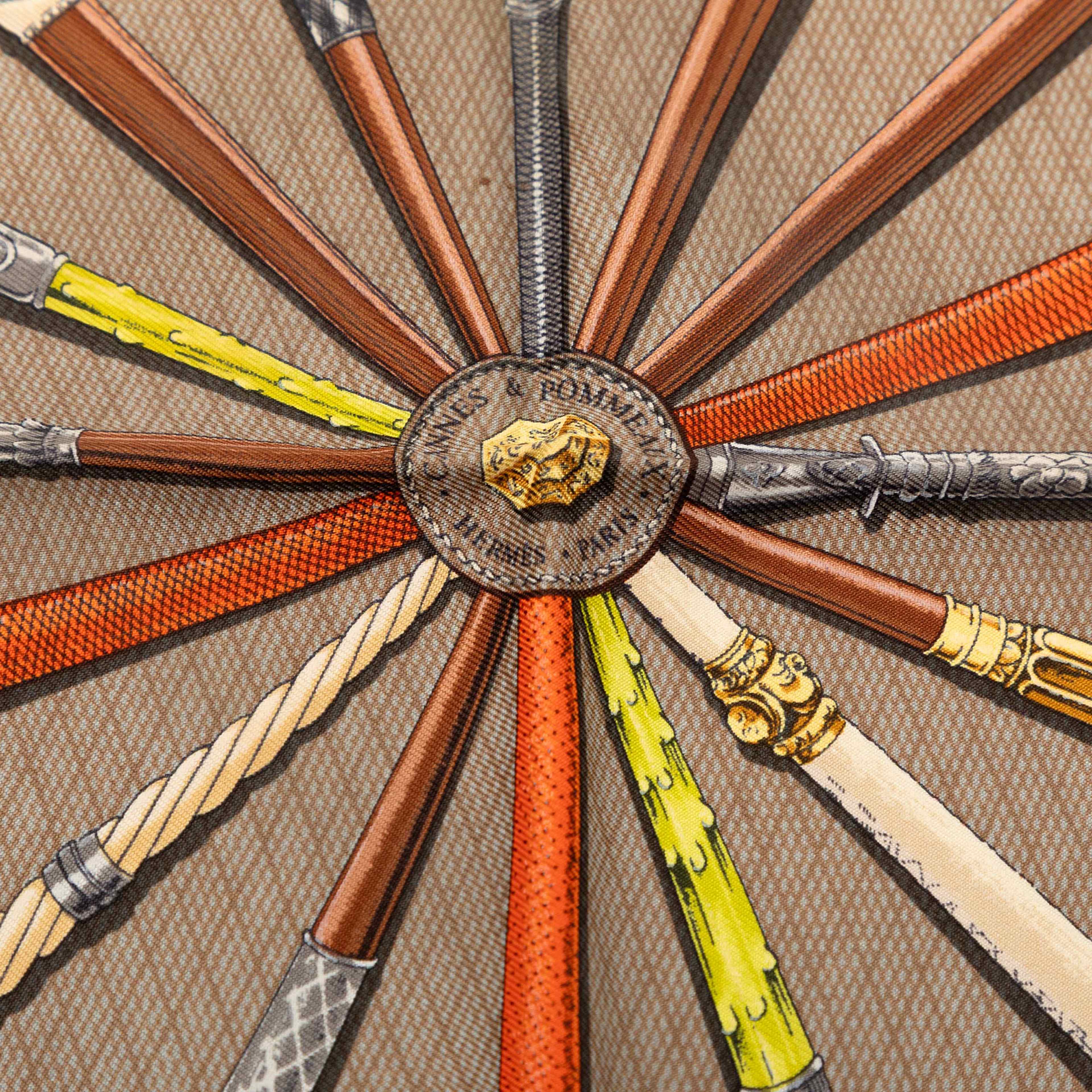 Hermès Cannes Et Pommeaux Silk Scarf 42, från Luxclusif, i färgen charcoal. Klicka för att öppna bilden i stort format