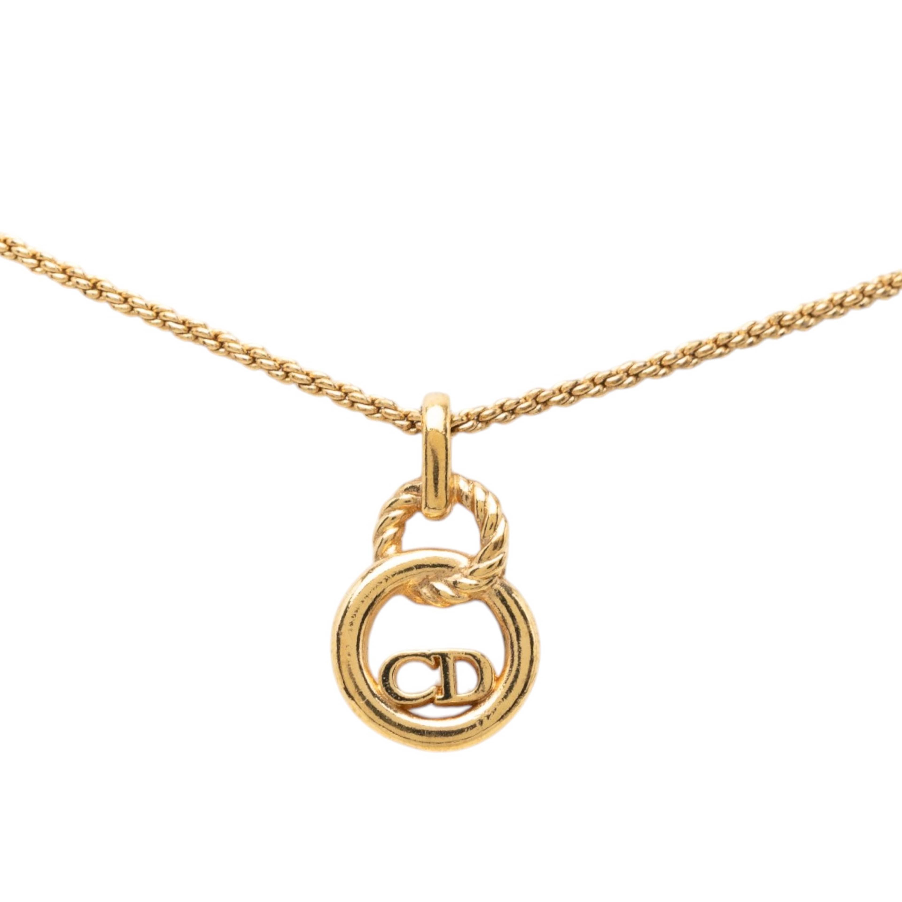 Dior Gold Plated Cd Logo Twisted Round Pendant Necklace, från Luxclusif, i färgen guld. Klicka för att öppna bilden i stort format