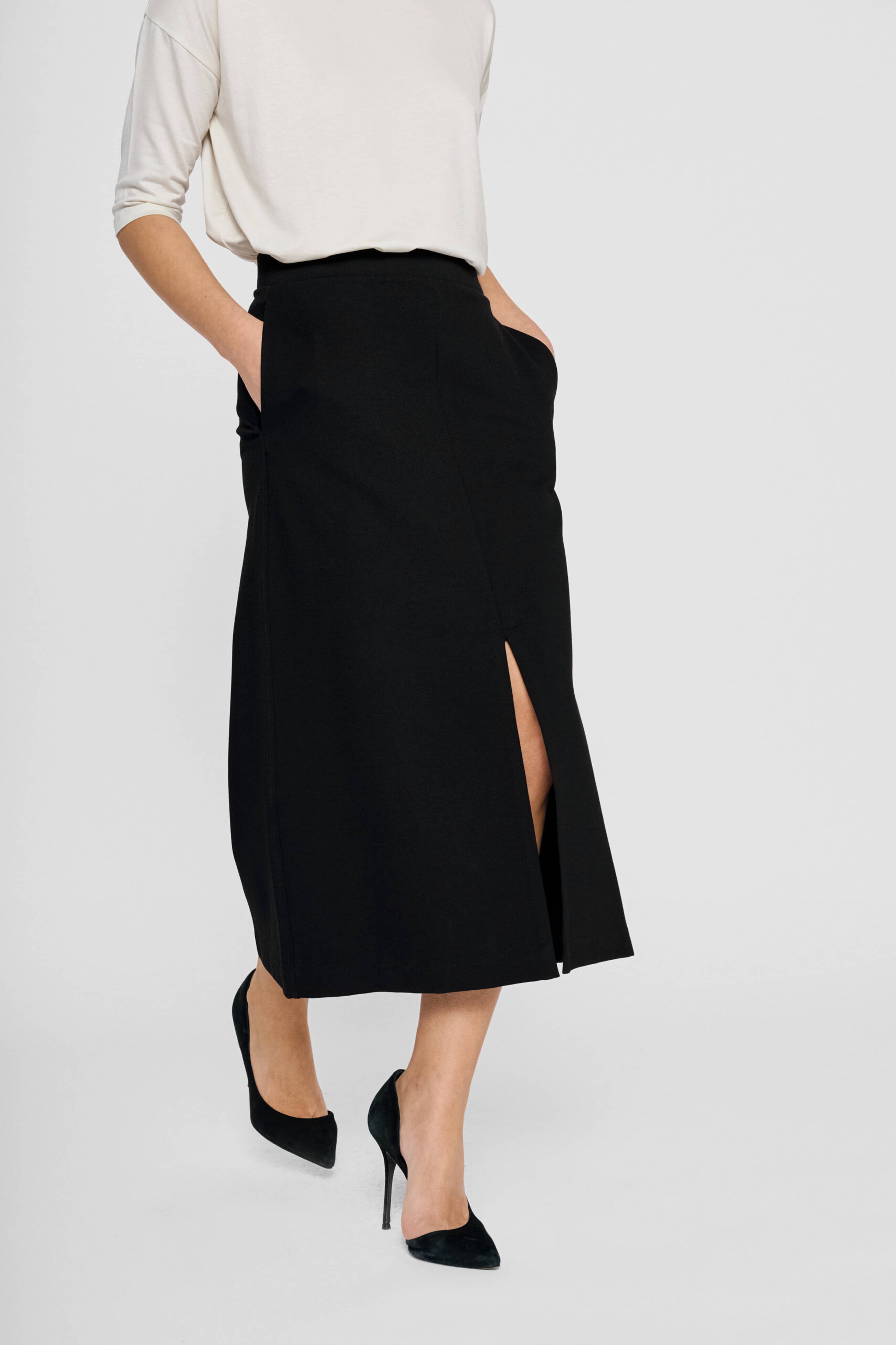 Amine Skirt - Black, från Residus, i färgen black. Klicka för att öppna bilden i stort format