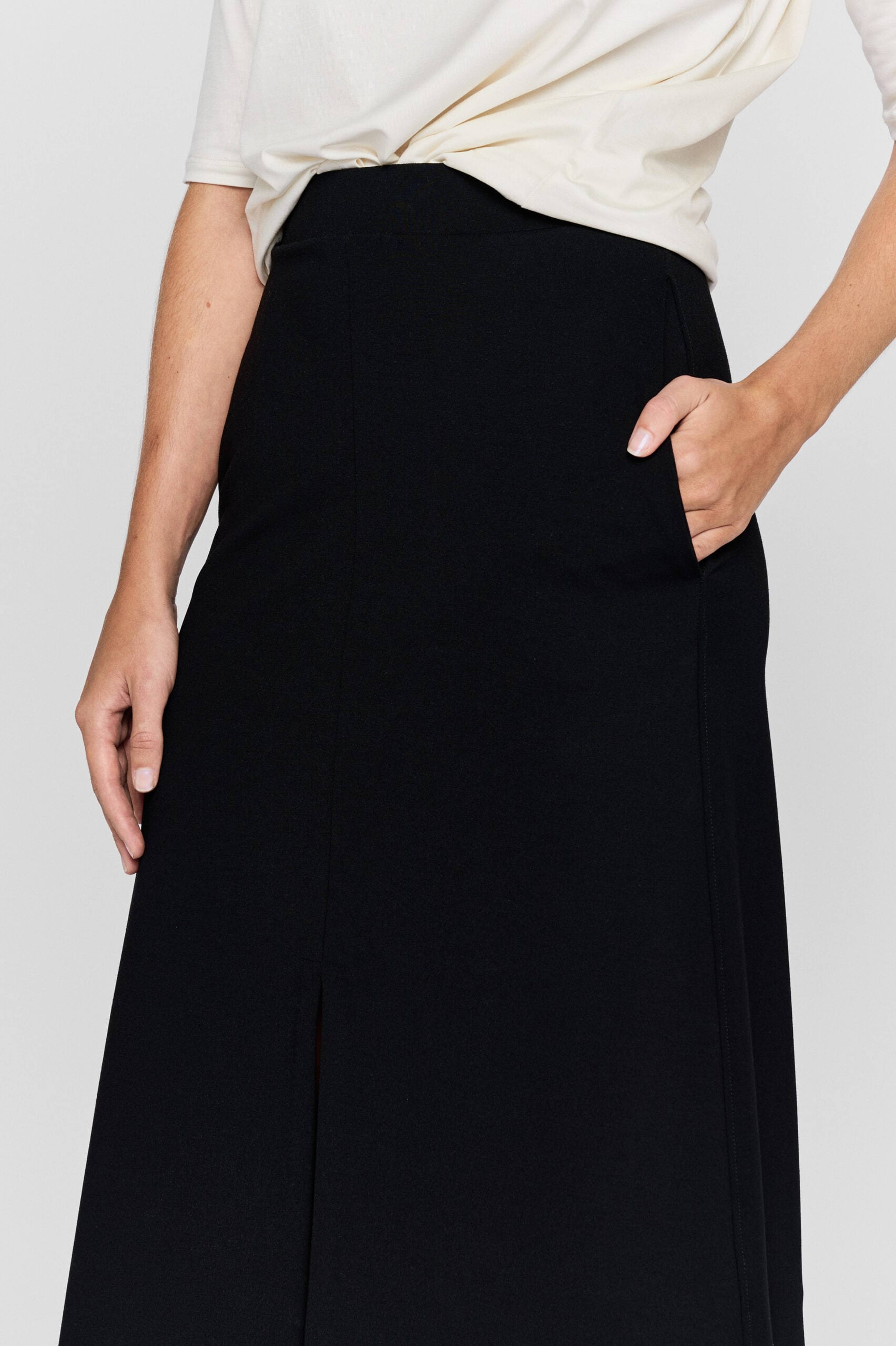 Amine Skirt - Black, från Residus, i färgen black. Klicka för att öppna bilden i stort format