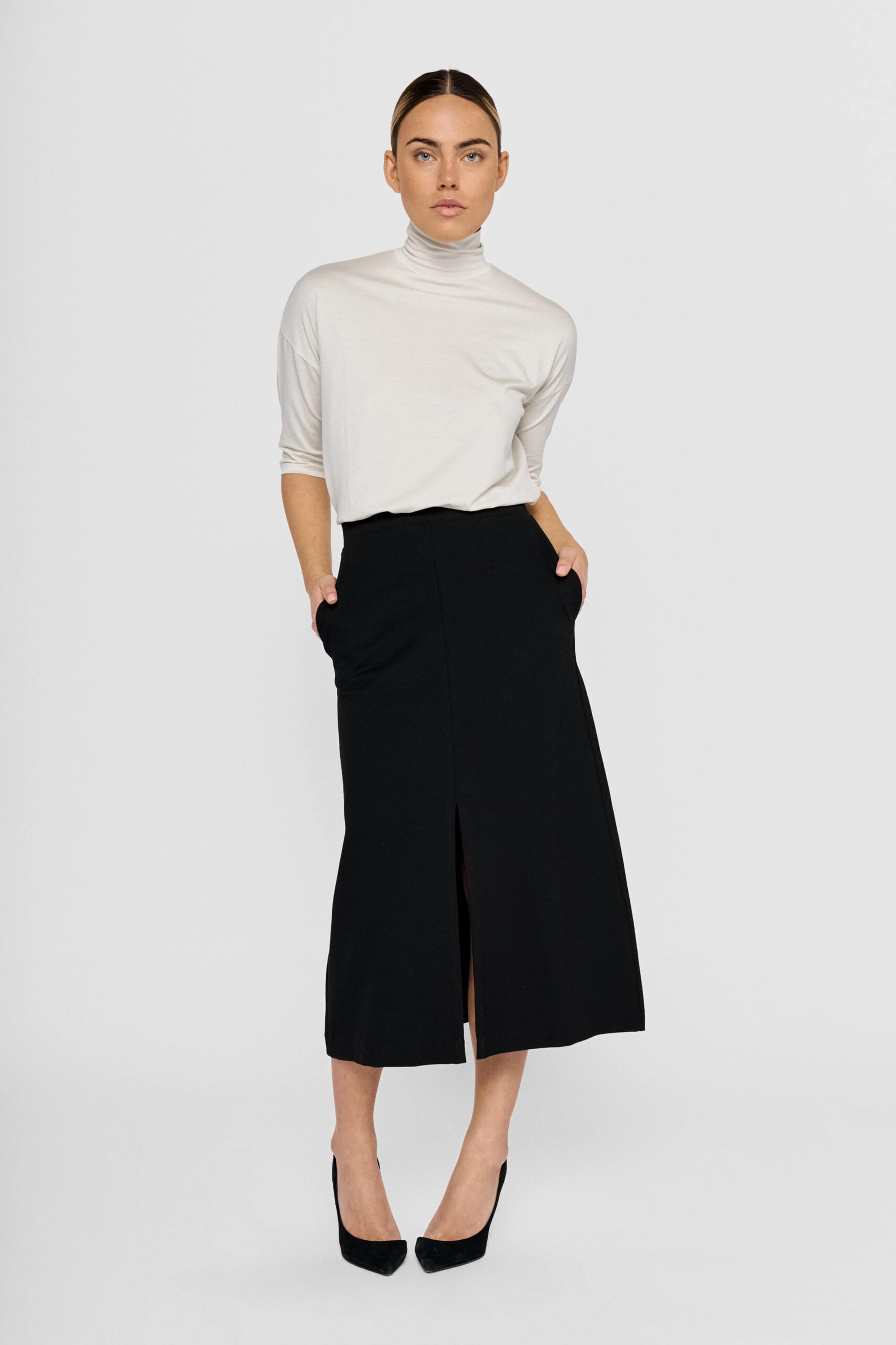 Amine Skirt - Black, från Residus, i färgen black. Klicka för att öppna bilden i stort format